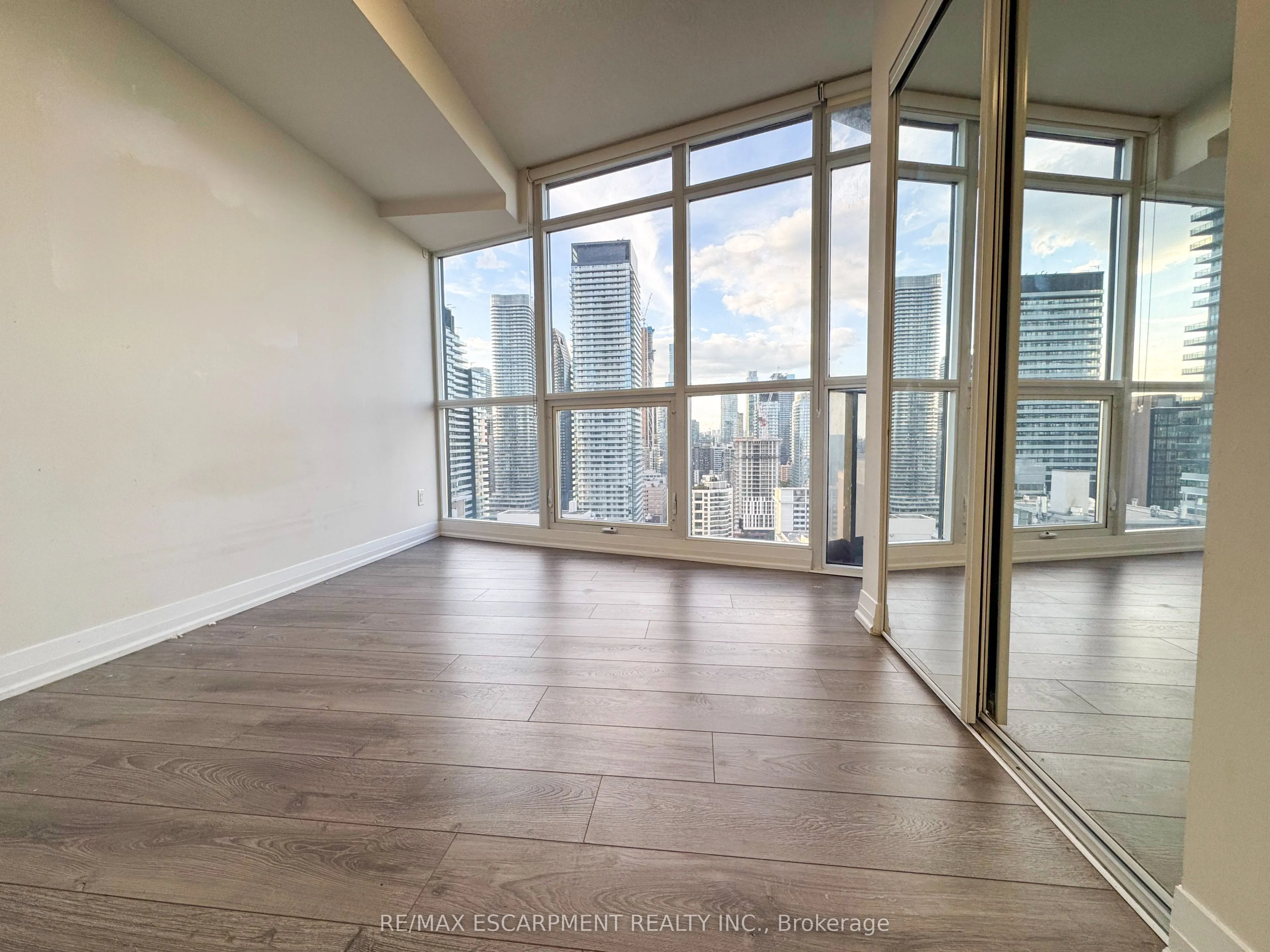 21 Carlton Street, #3005