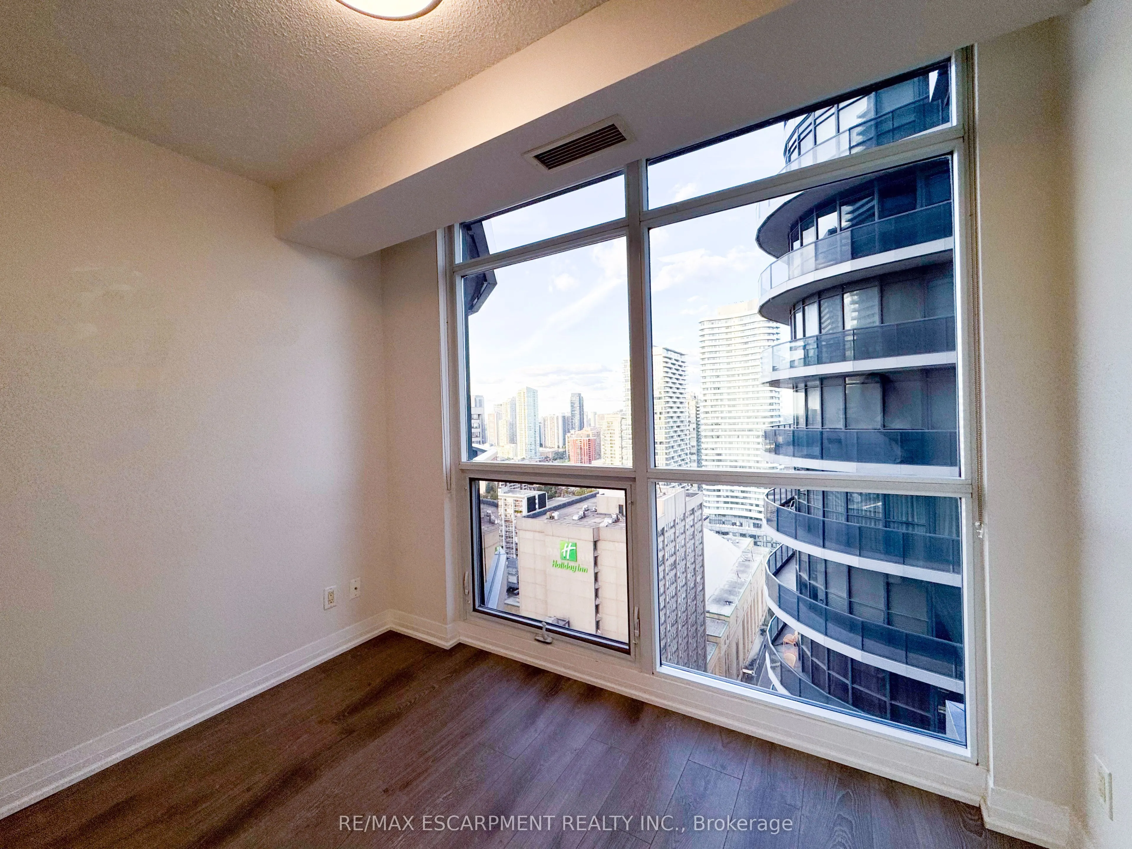 21 Carlton Street, #3005