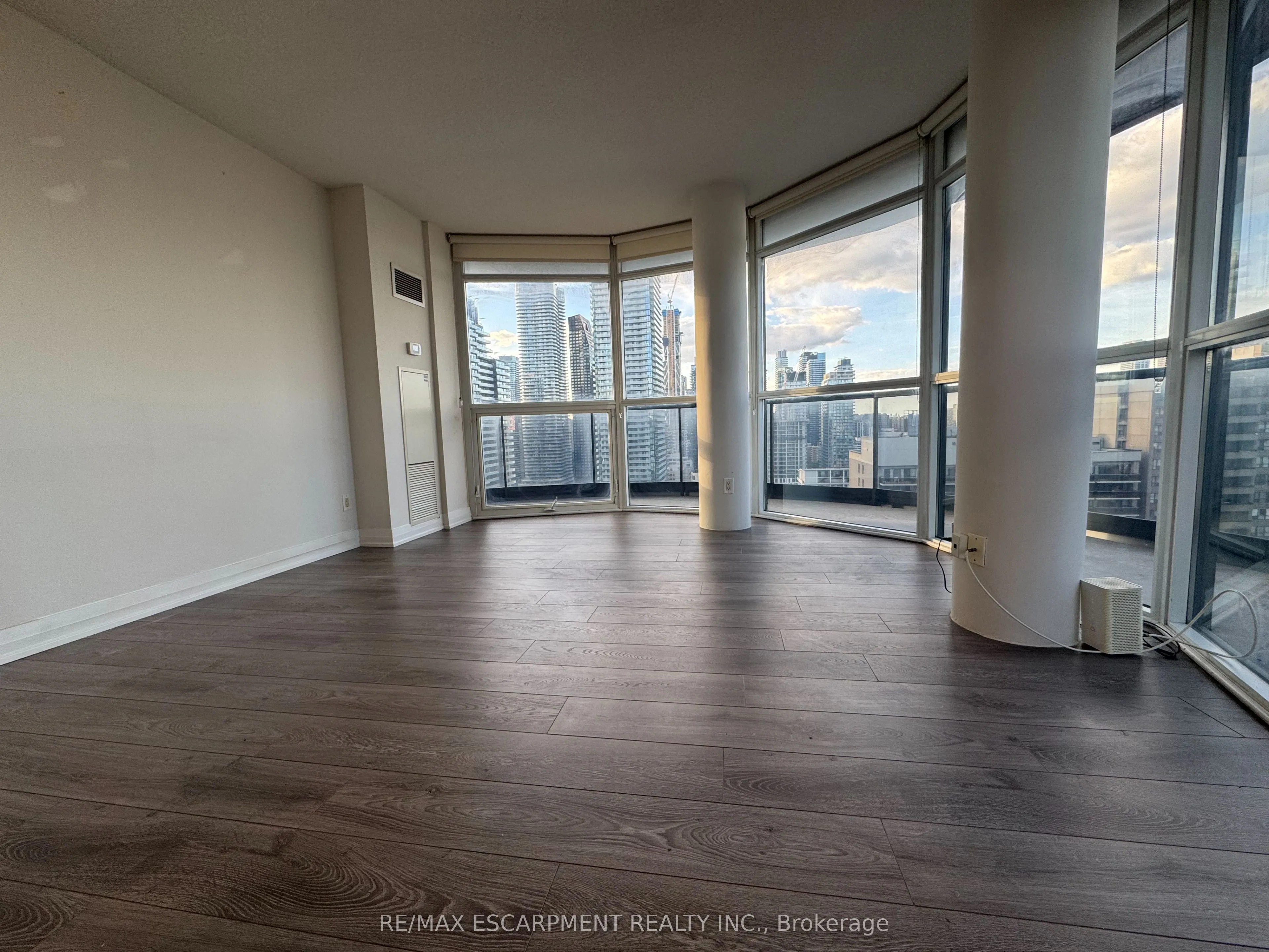 21 Carlton Street, #3005