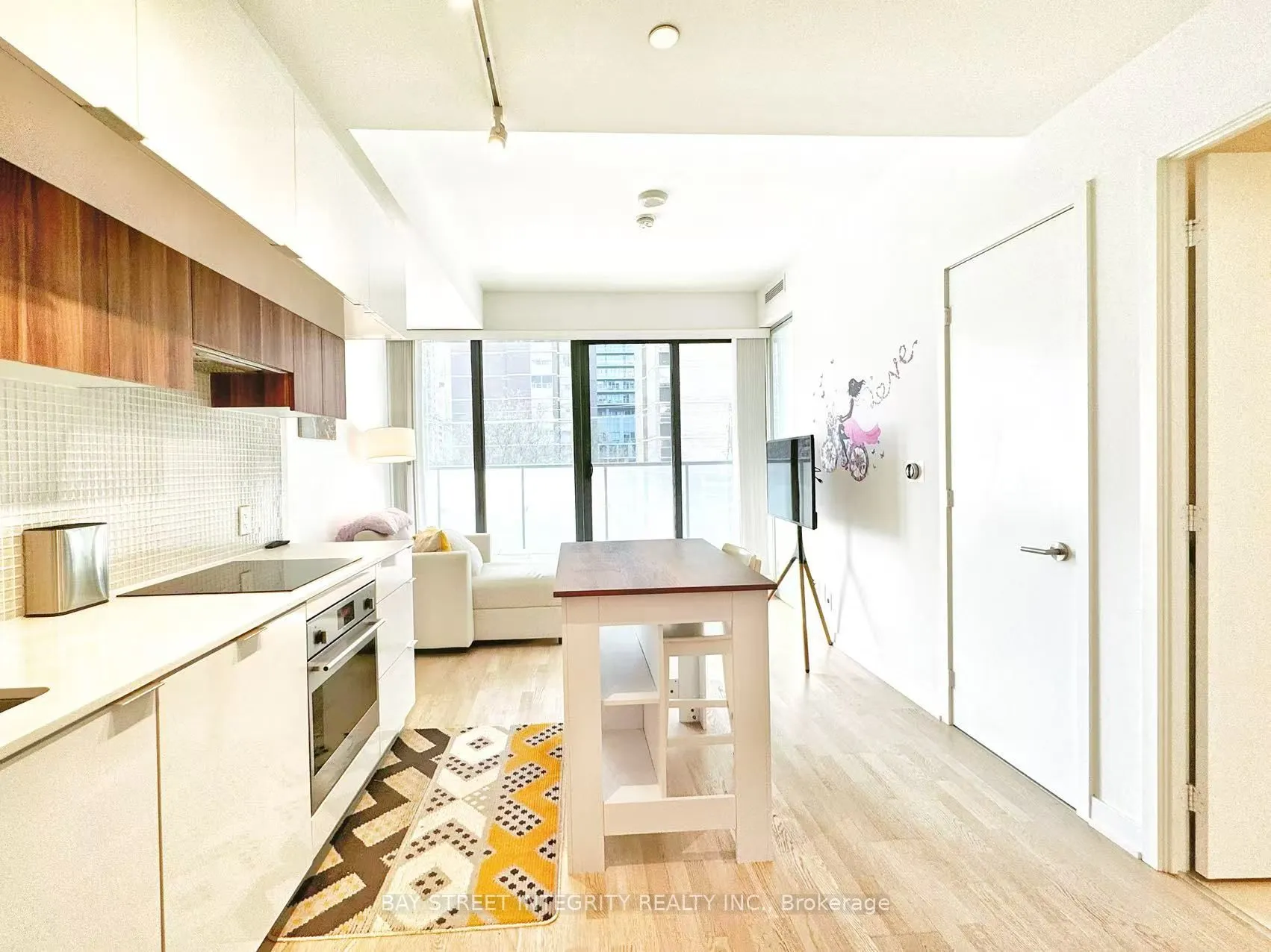 185 Roehampton Avenue, #207