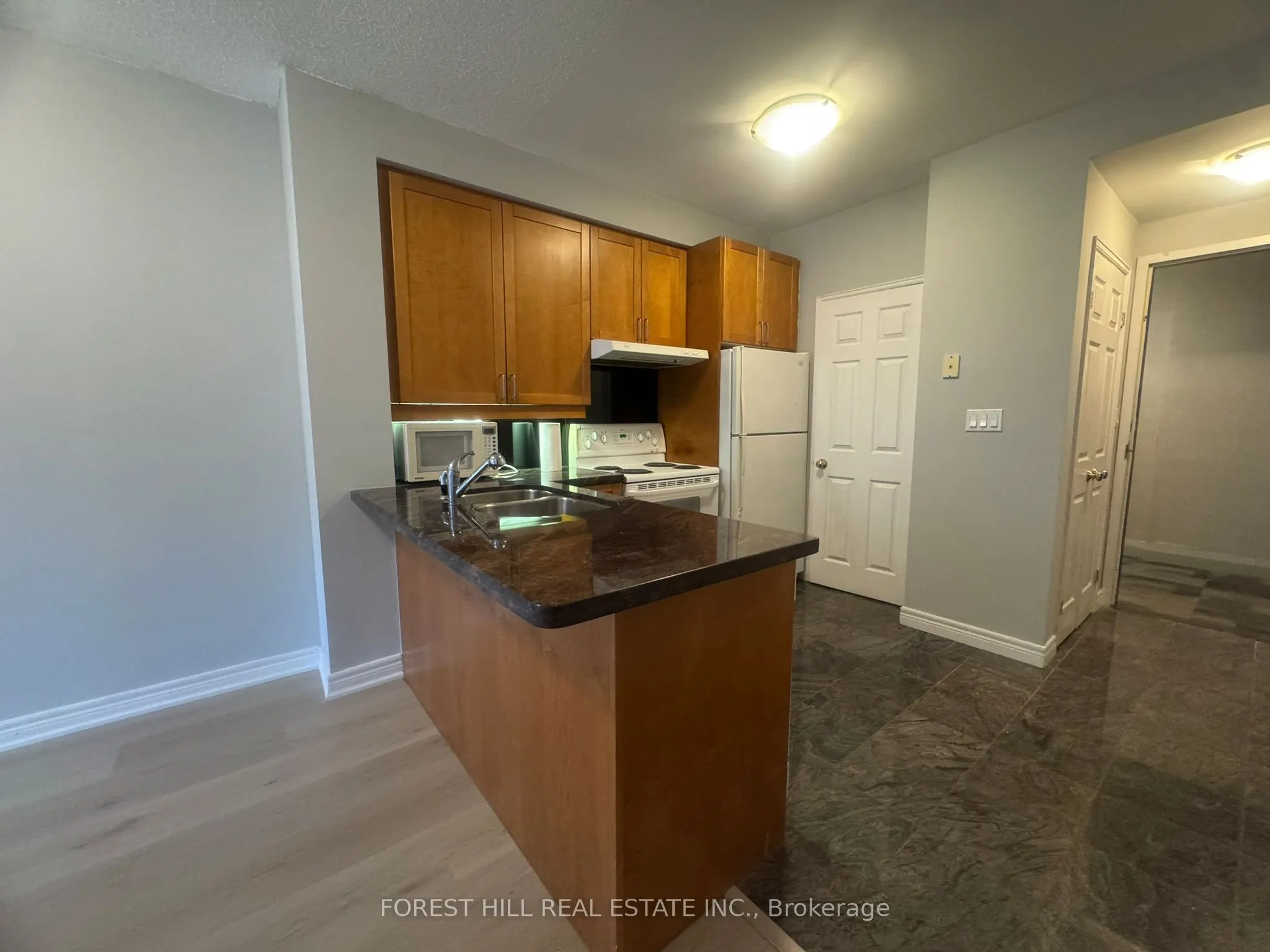 55 Bloor Street E, #605