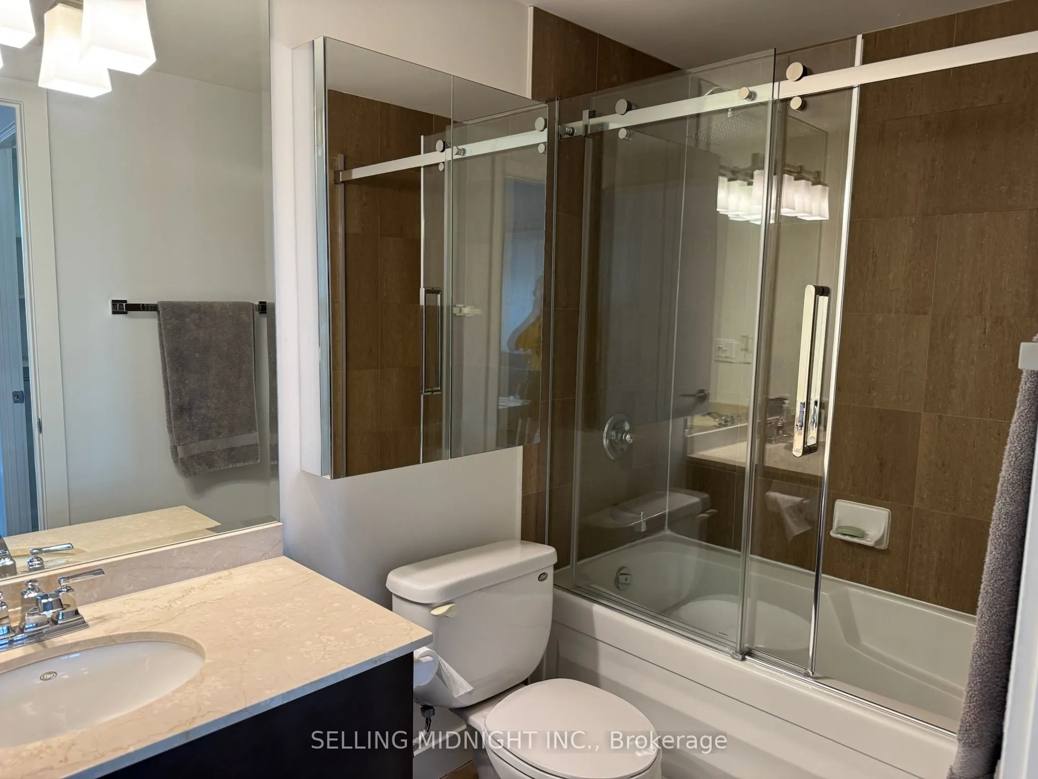 438 King Street W, #806