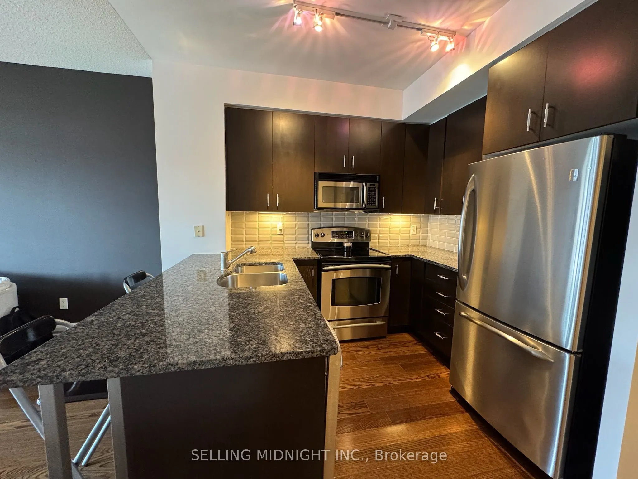 438 King Street W, #806