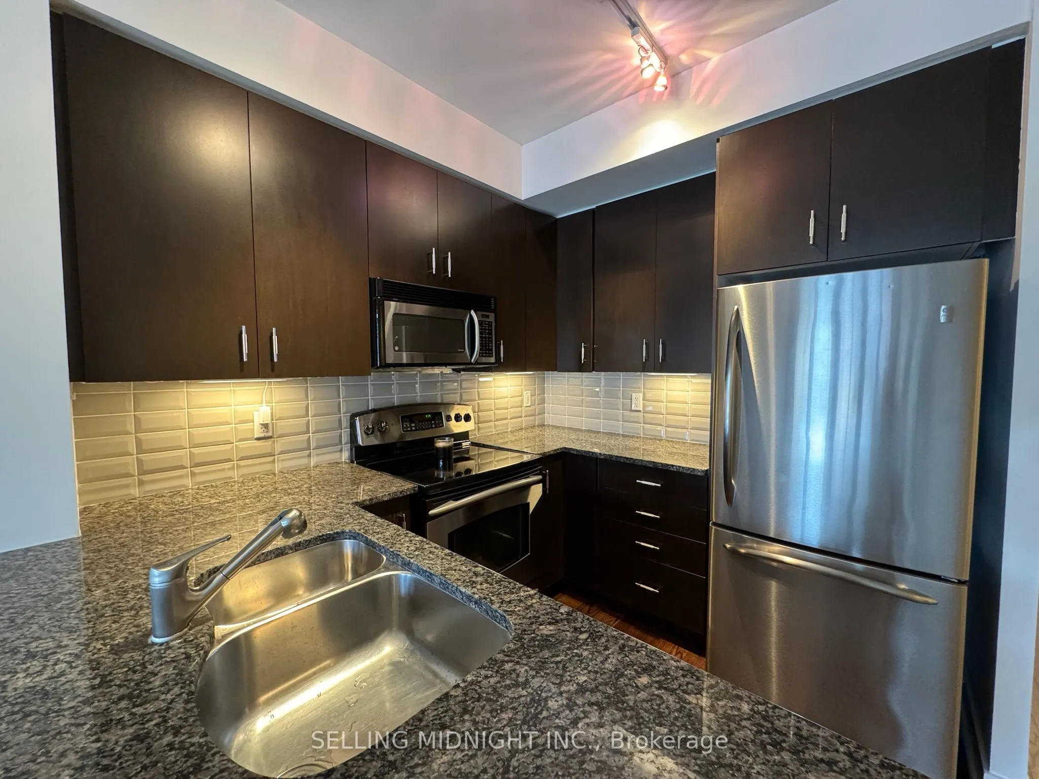 438 King Street W, #806