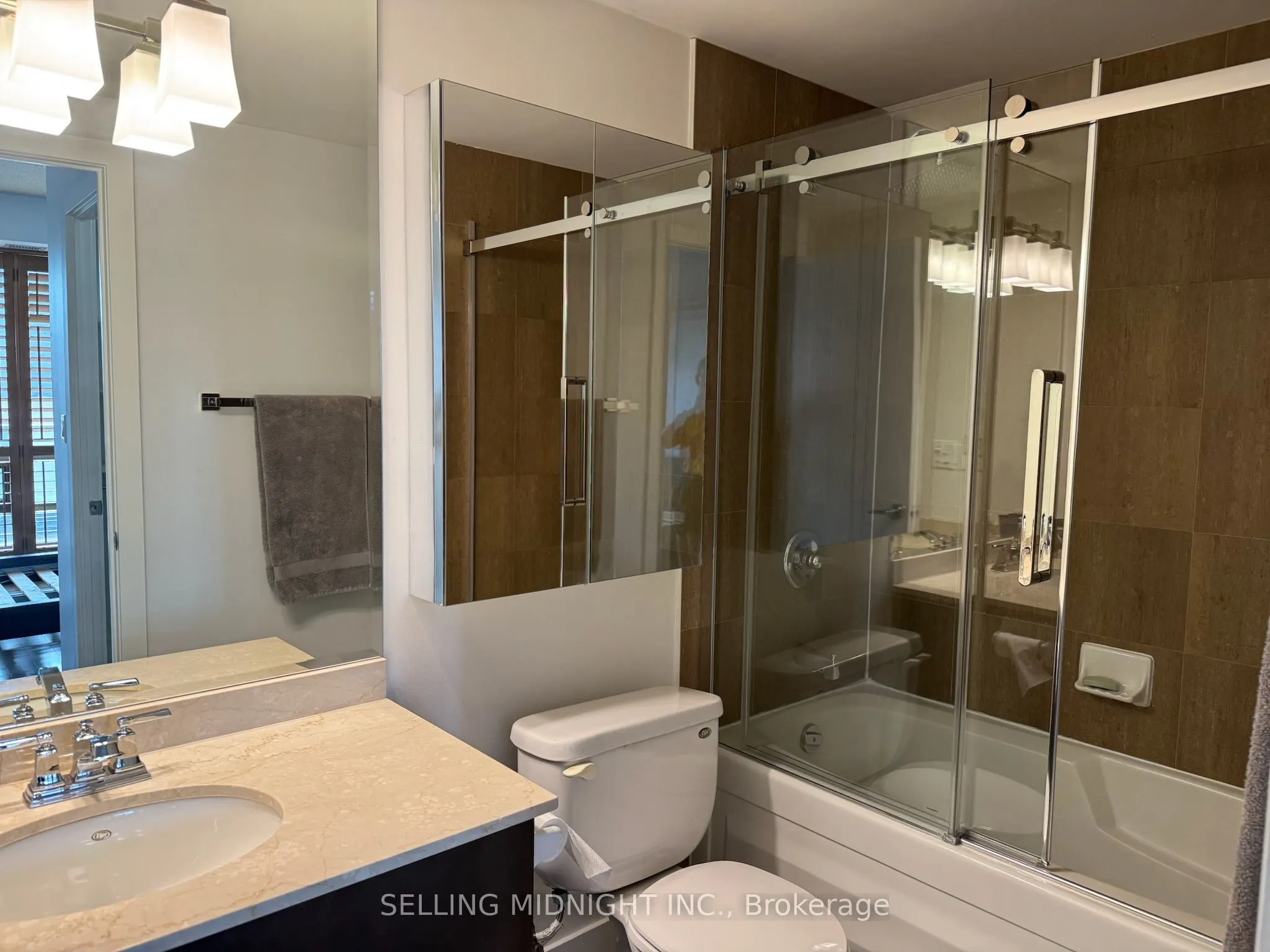 438 King Street W, #806
