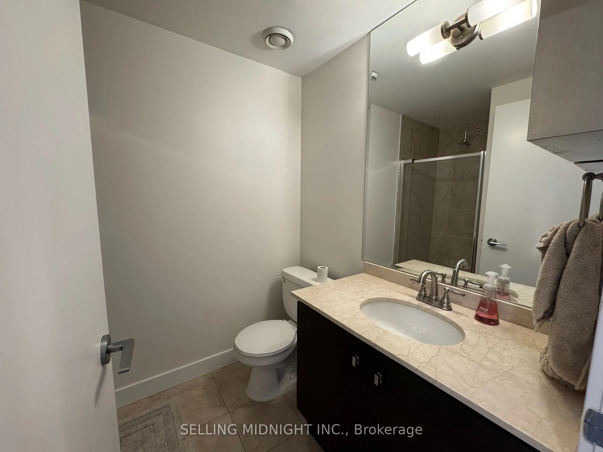 438 King Street W, #806