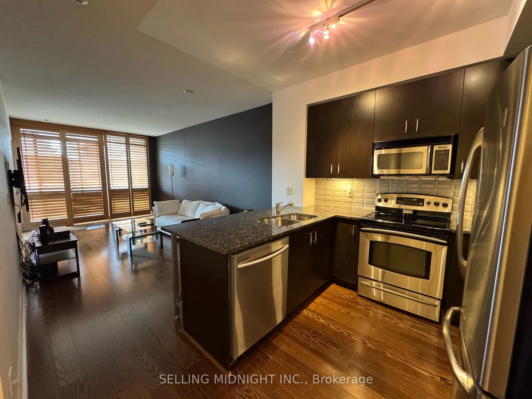 438 King Street W, #806
