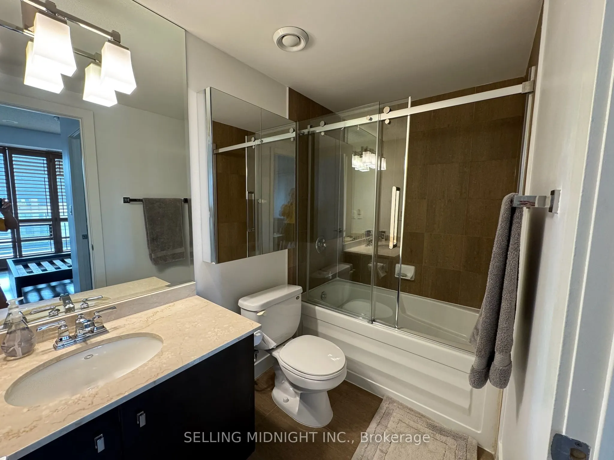 438 King Street W, #806