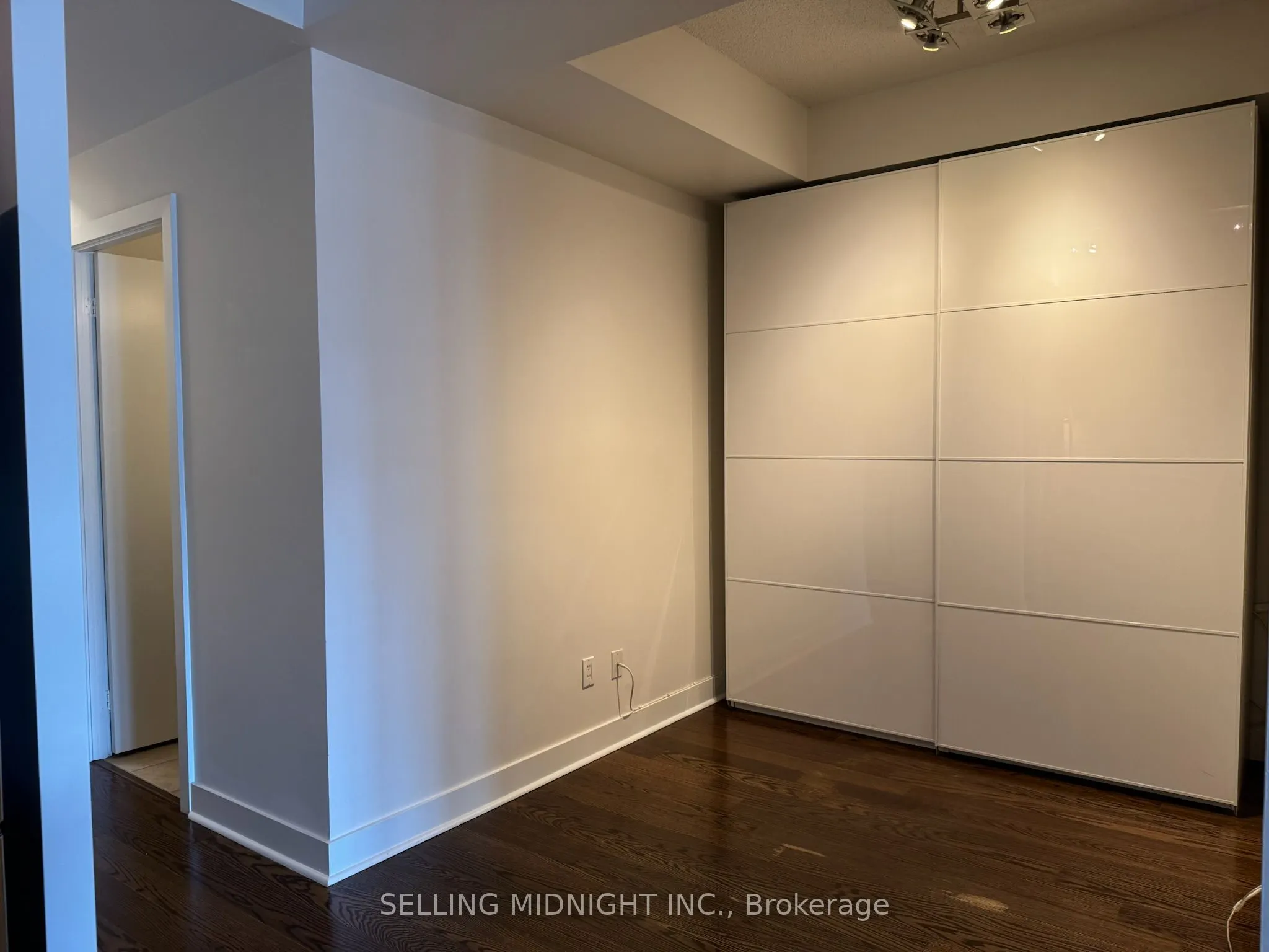 438 King Street W, #806