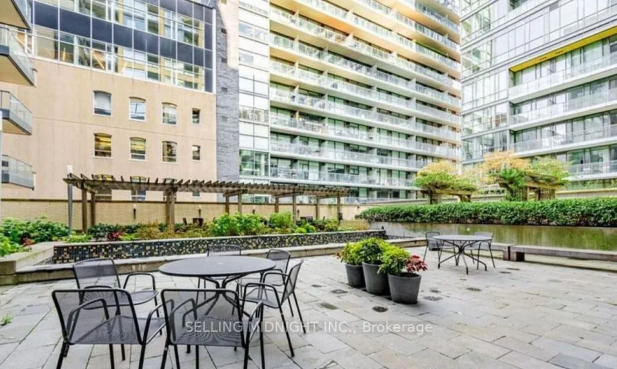 438 King Street W, #806