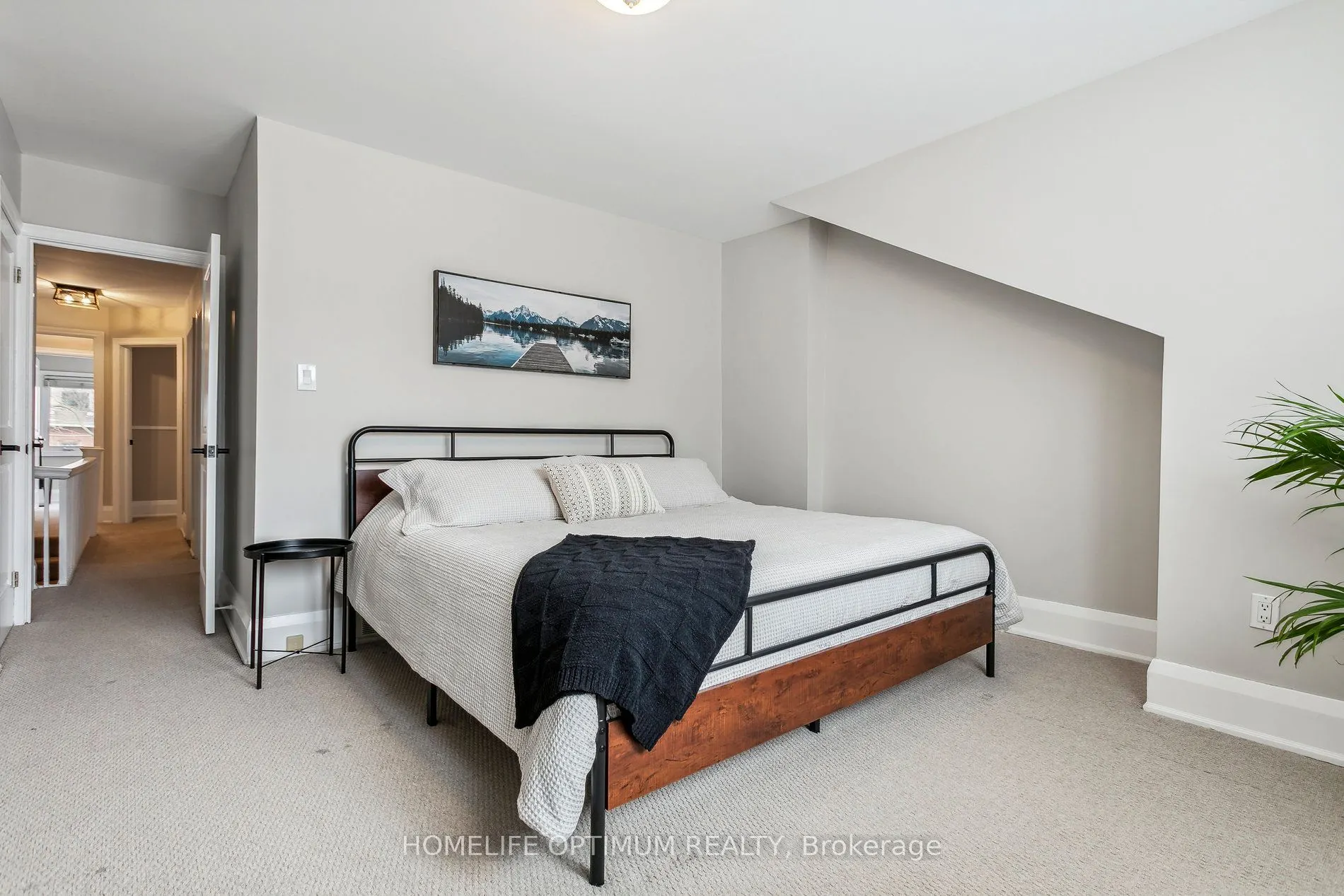52 Hillsdale Avenue W