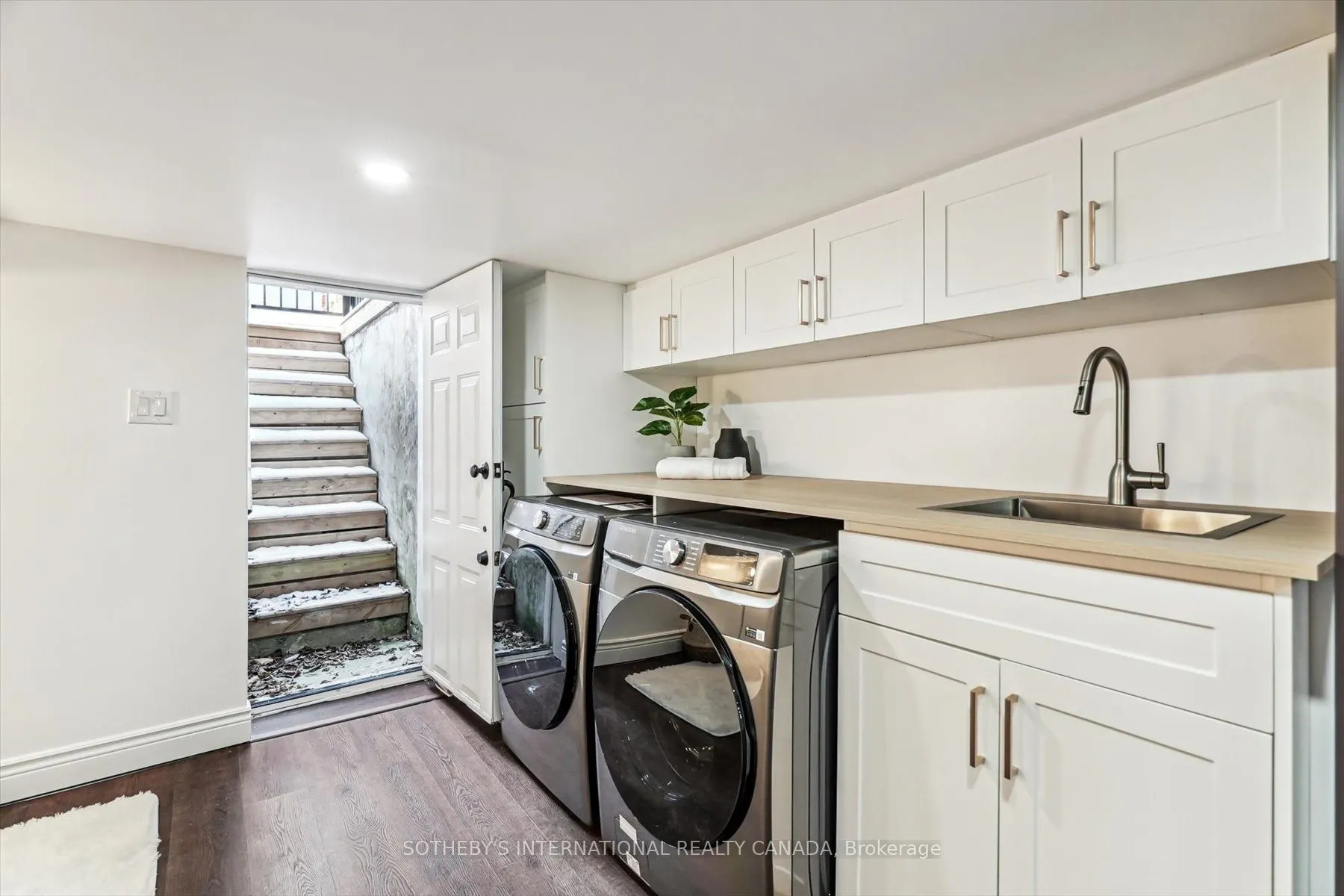 290 Bathurst Street