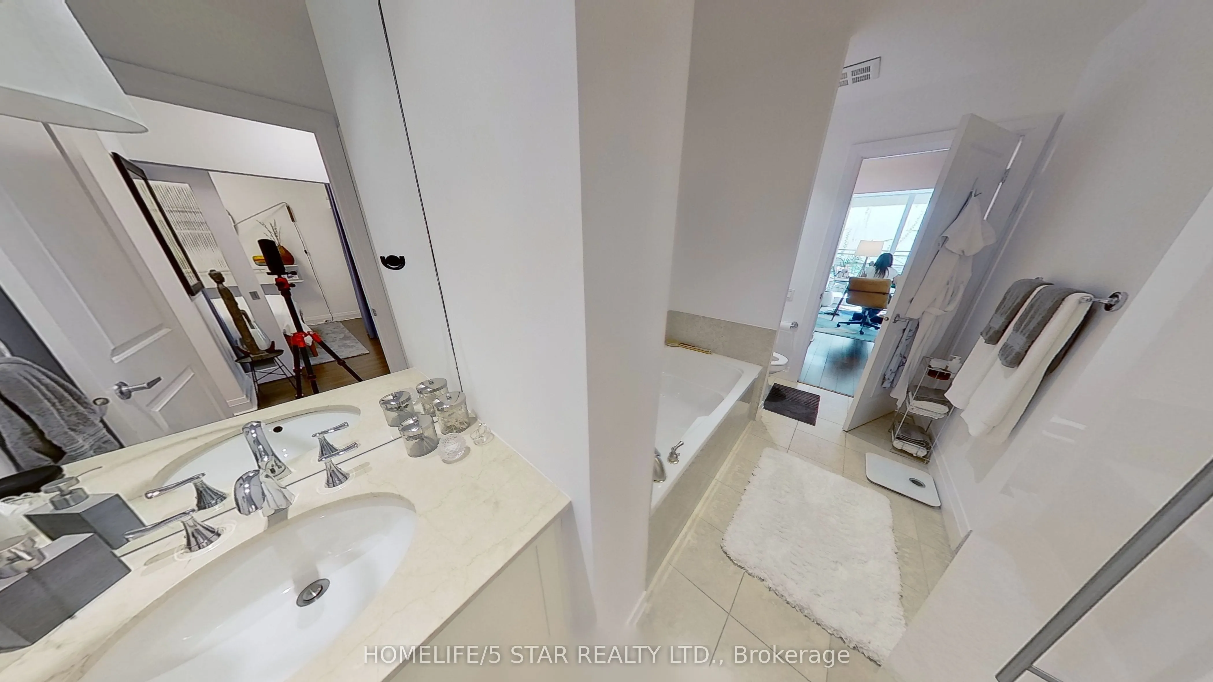 25 SCRIVENER Square, #209