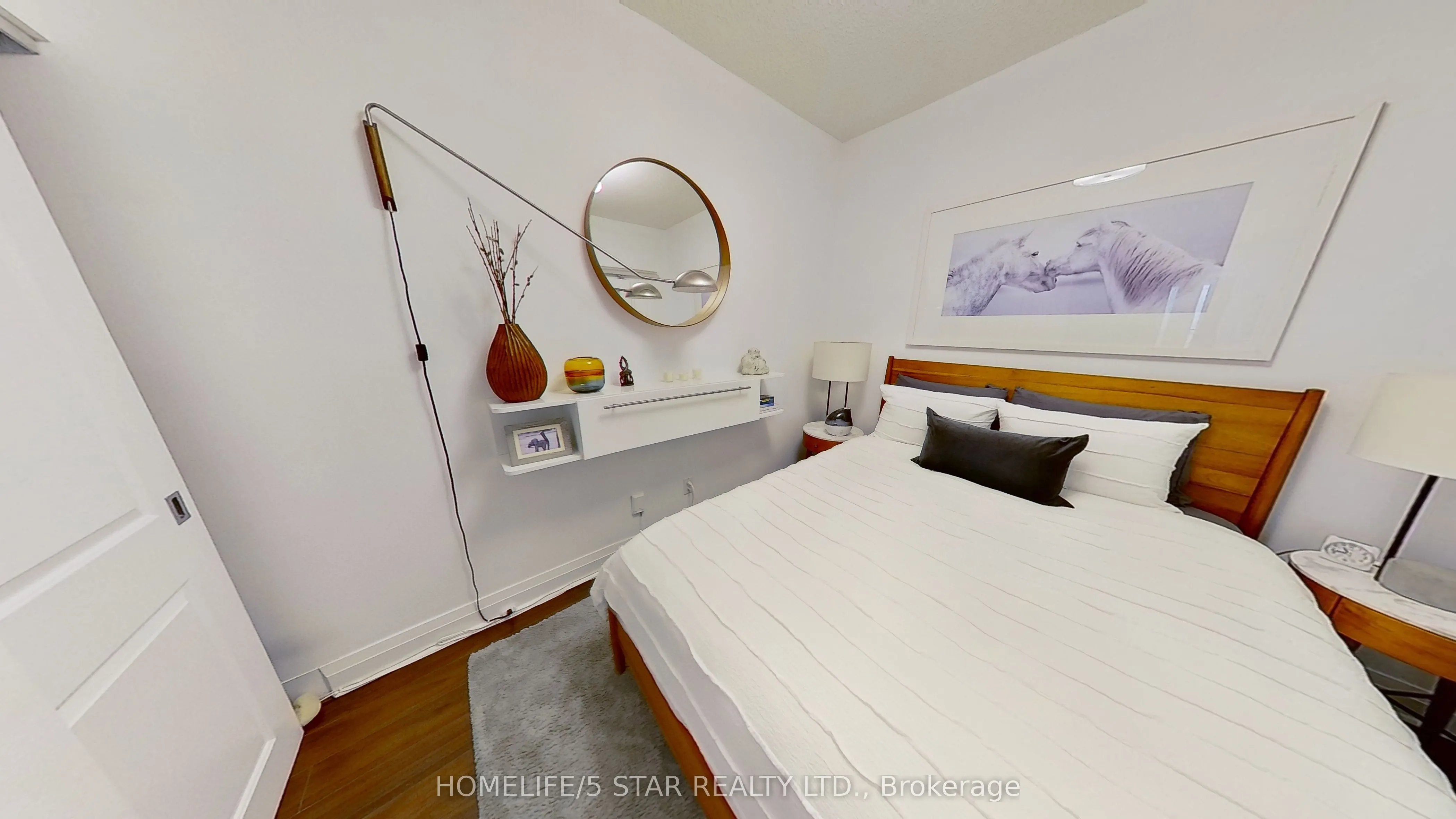 25 SCRIVENER Square, #209