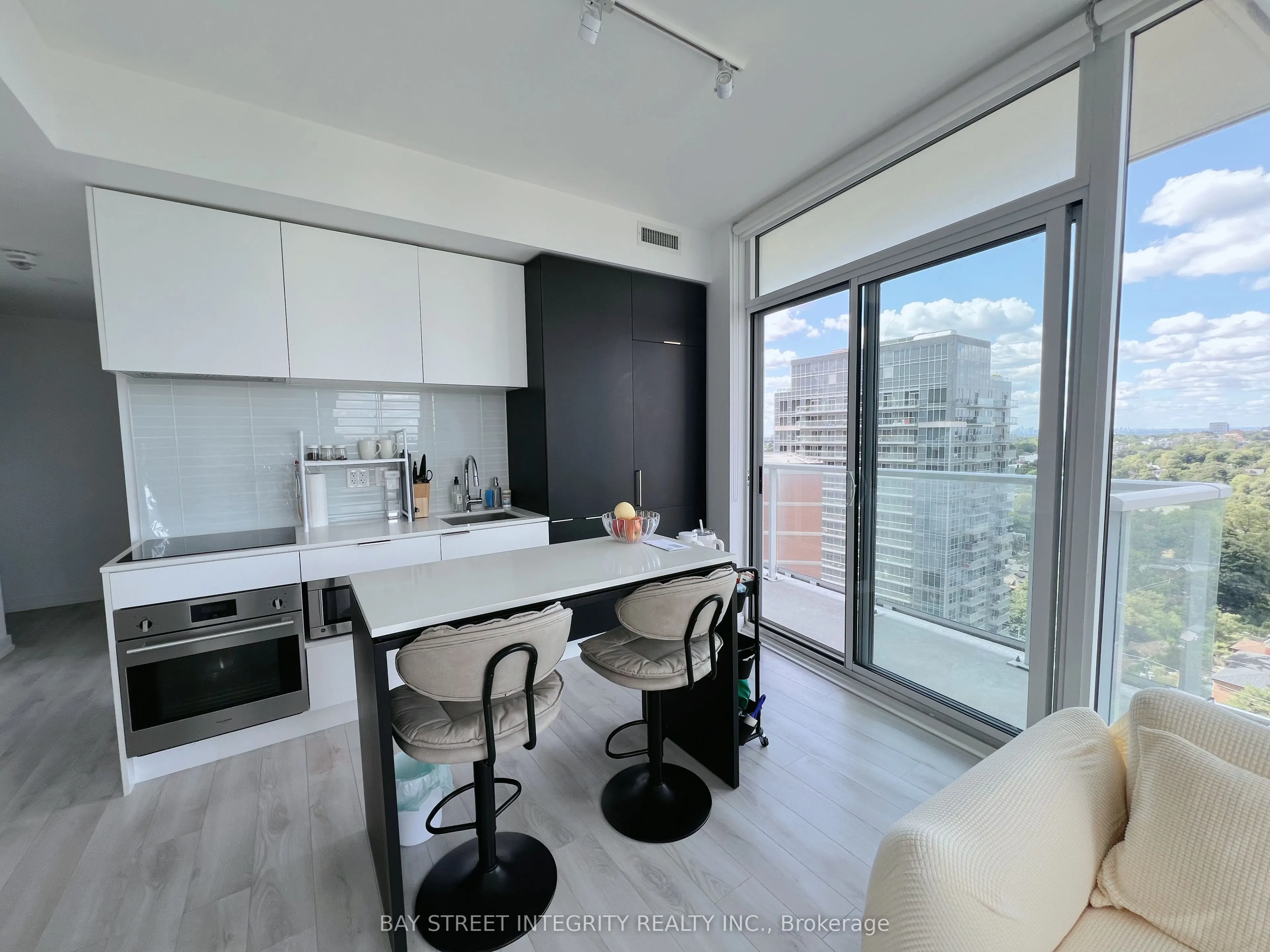33 Helendale Avenue, #1512