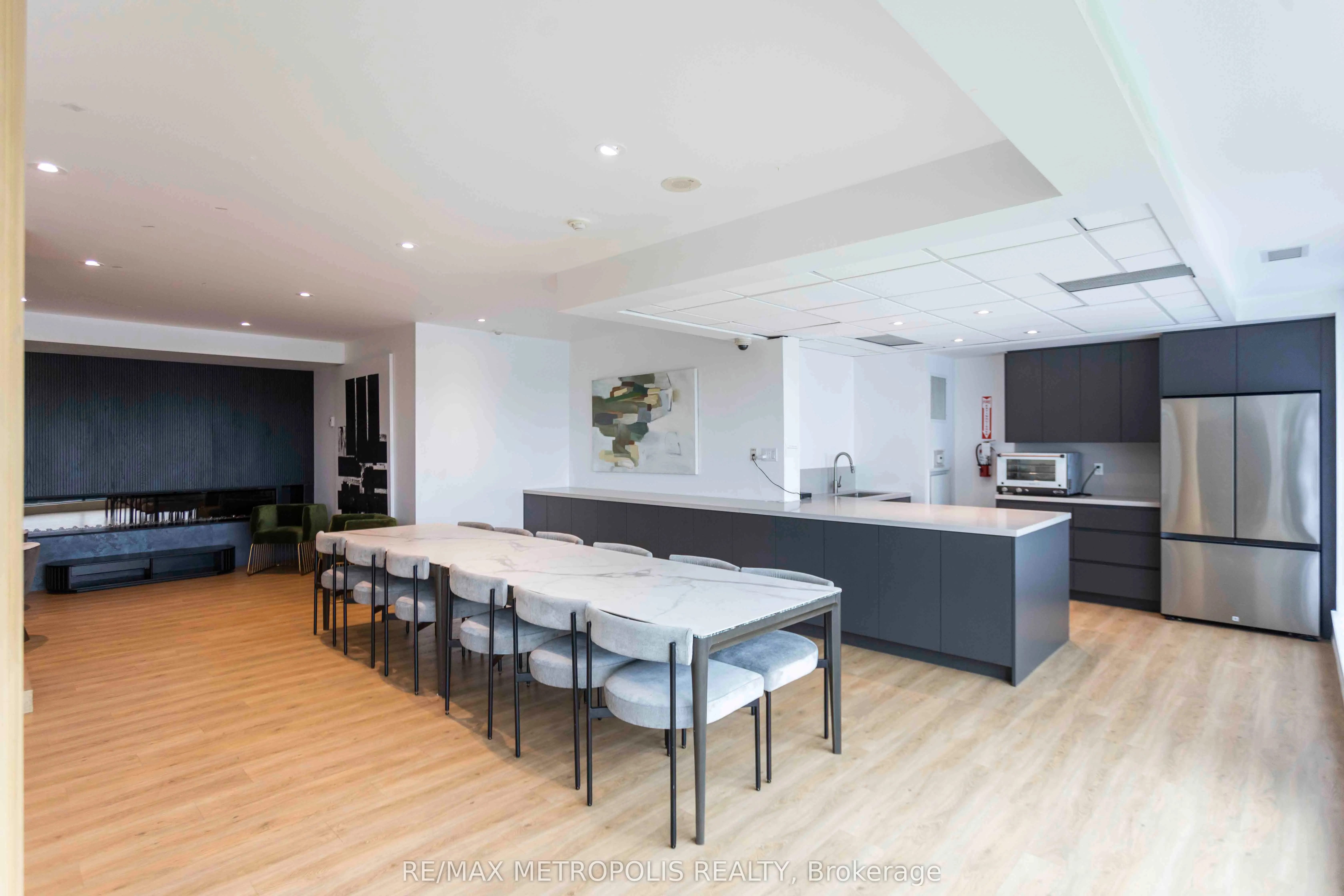 55 East Liberty Street, #813