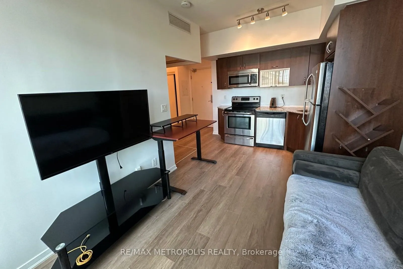 55 East Liberty Street, #813