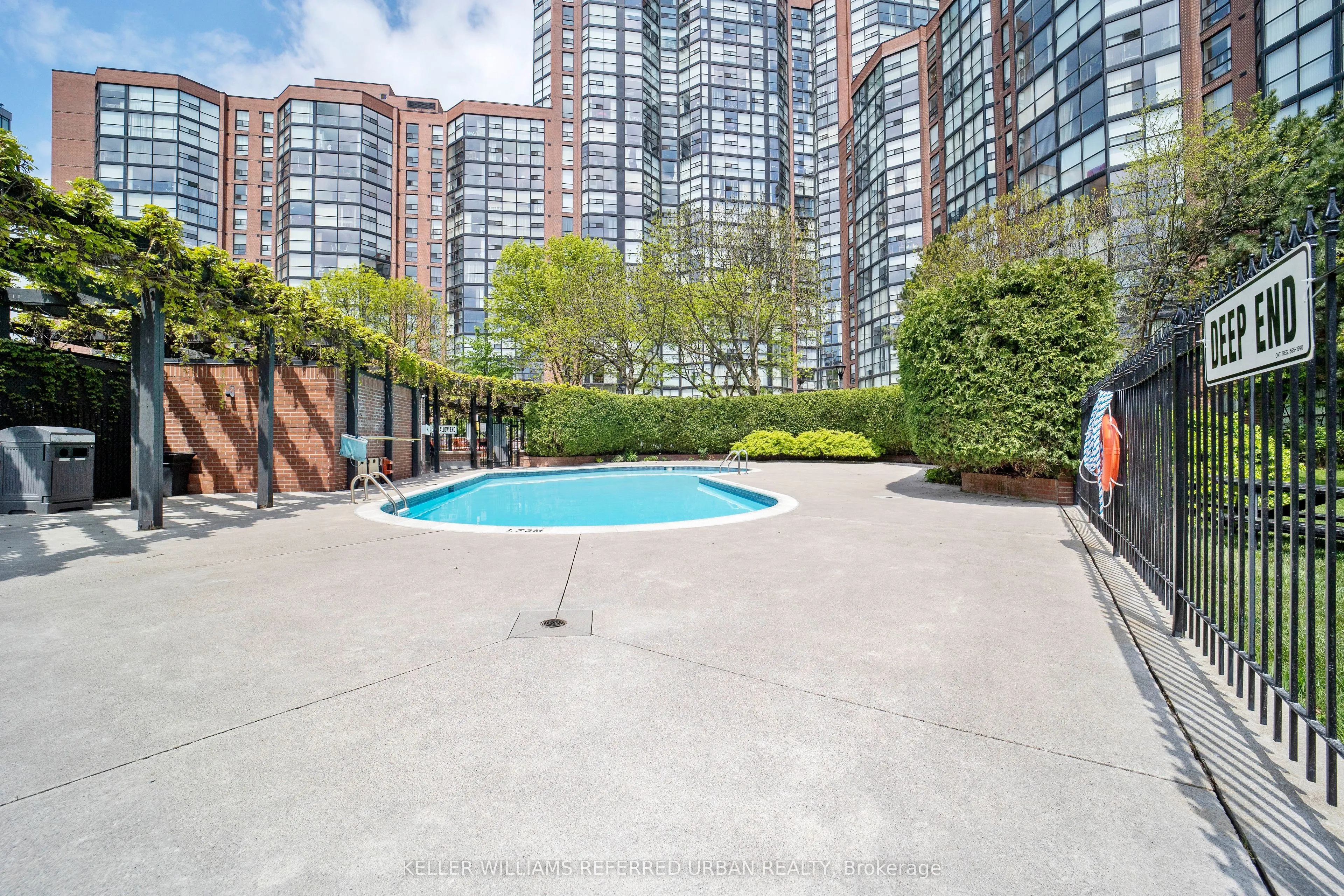 725 King Street W, #404