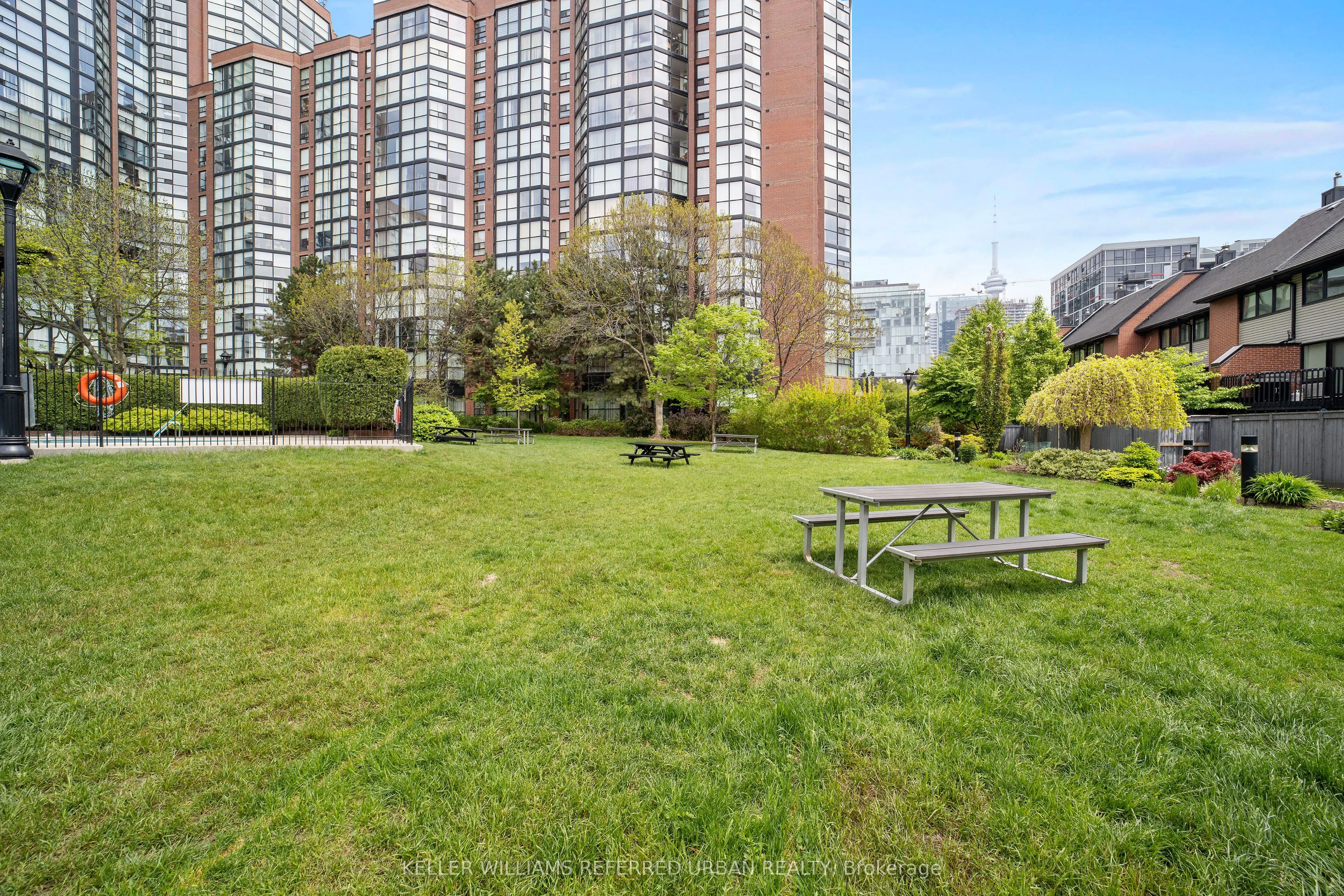 725 King Street W, #404