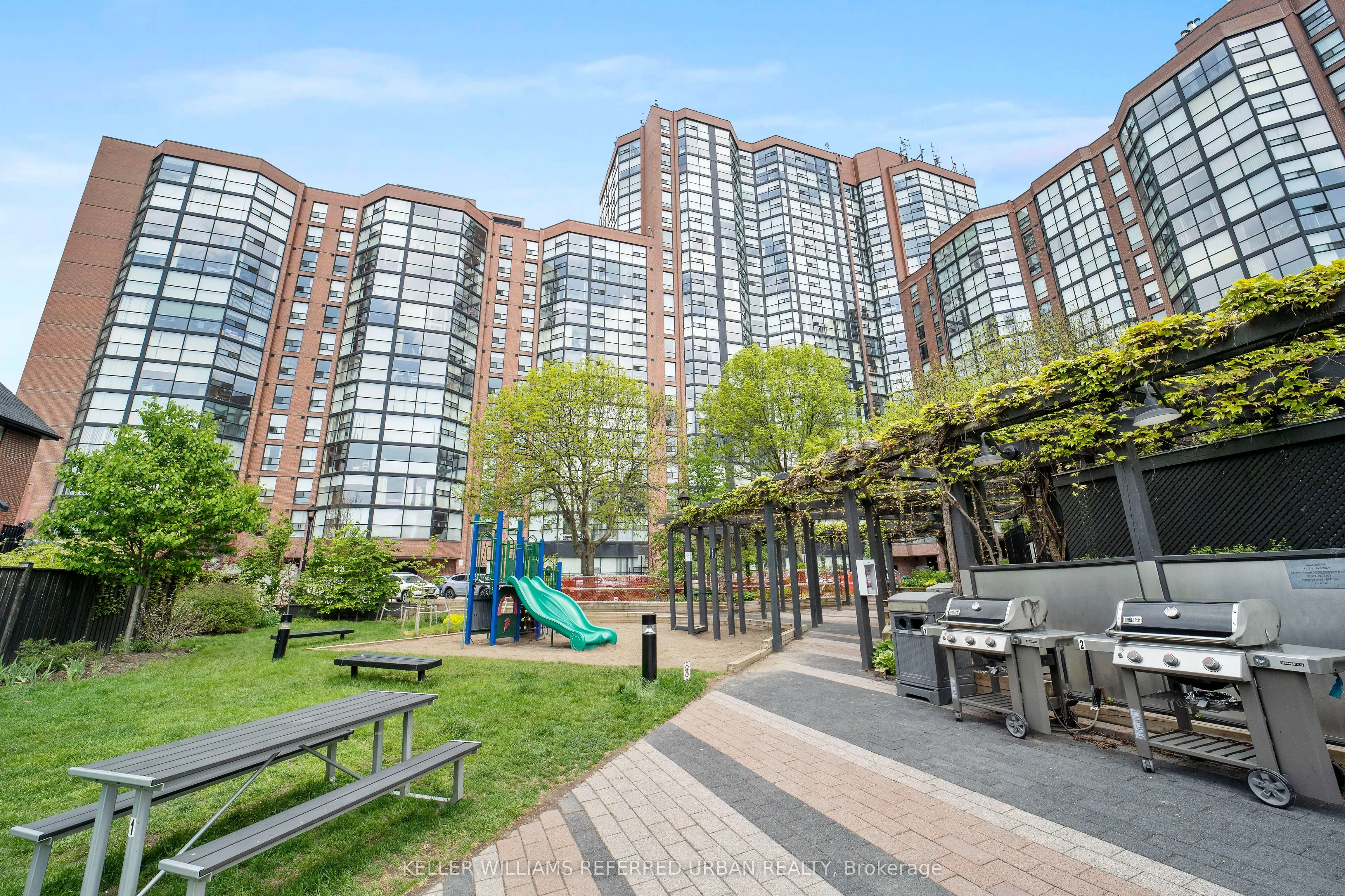 725 King Street W, #404