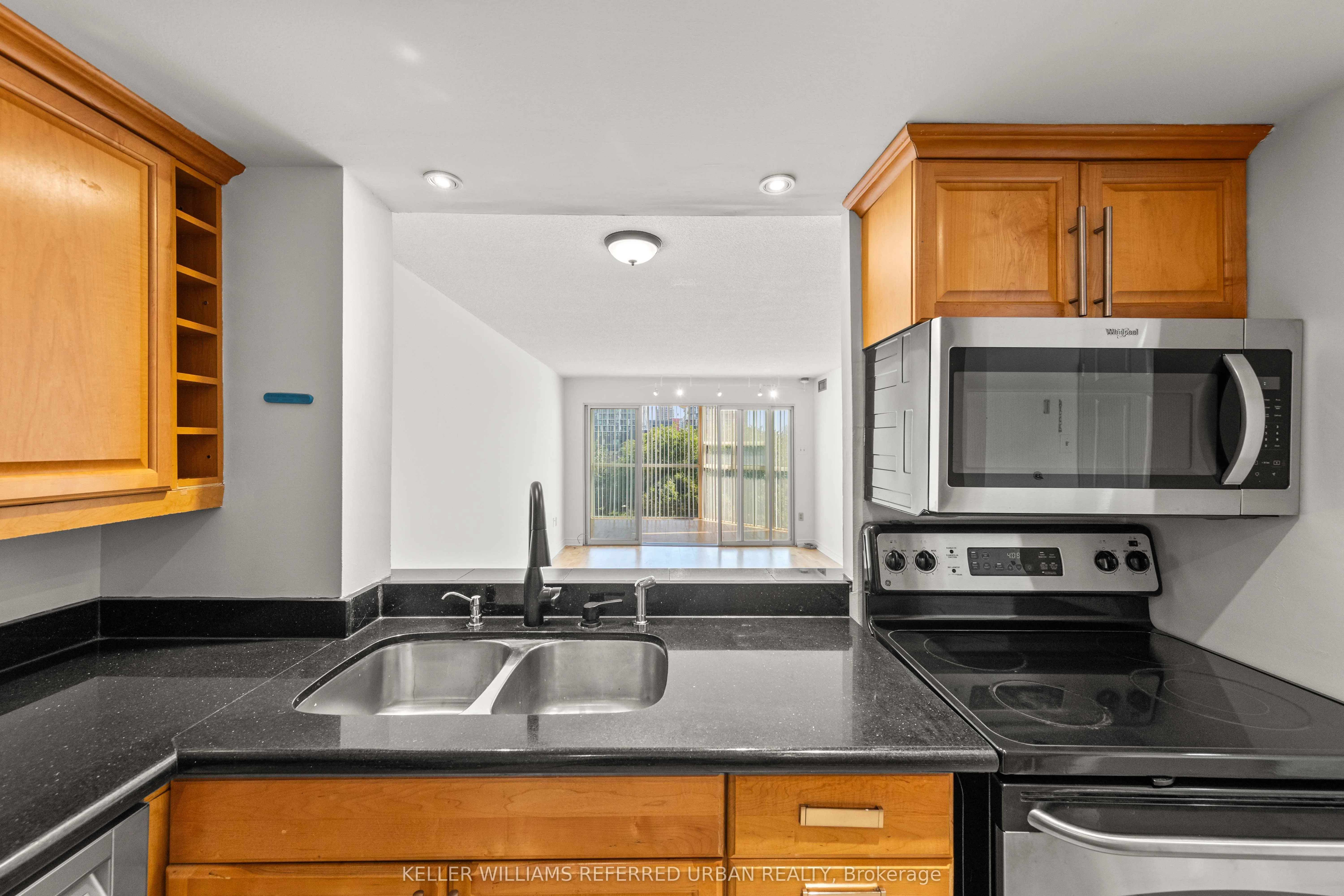 725 King Street W, #404