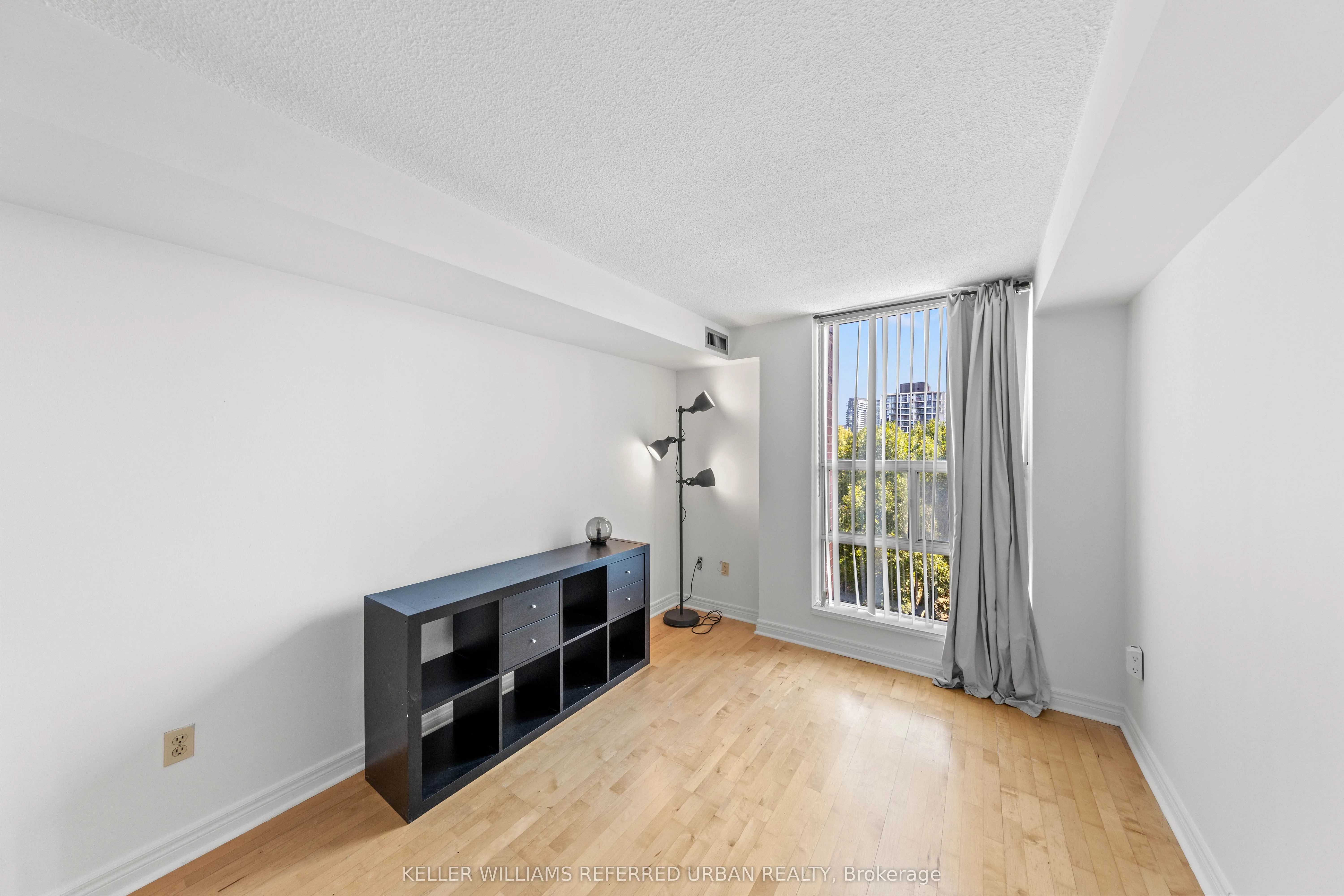 725 King Street W, #404