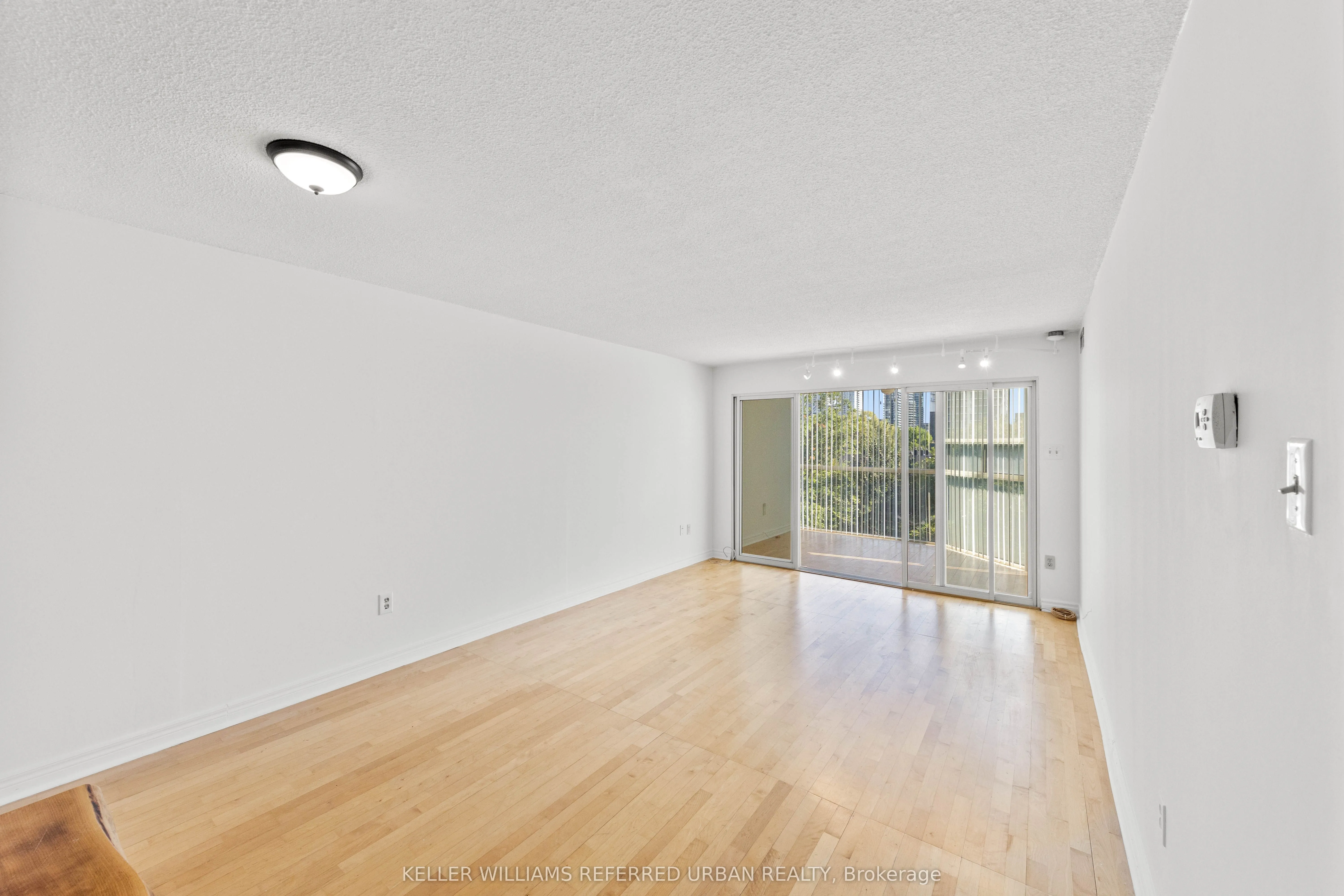 725 King Street W, #404