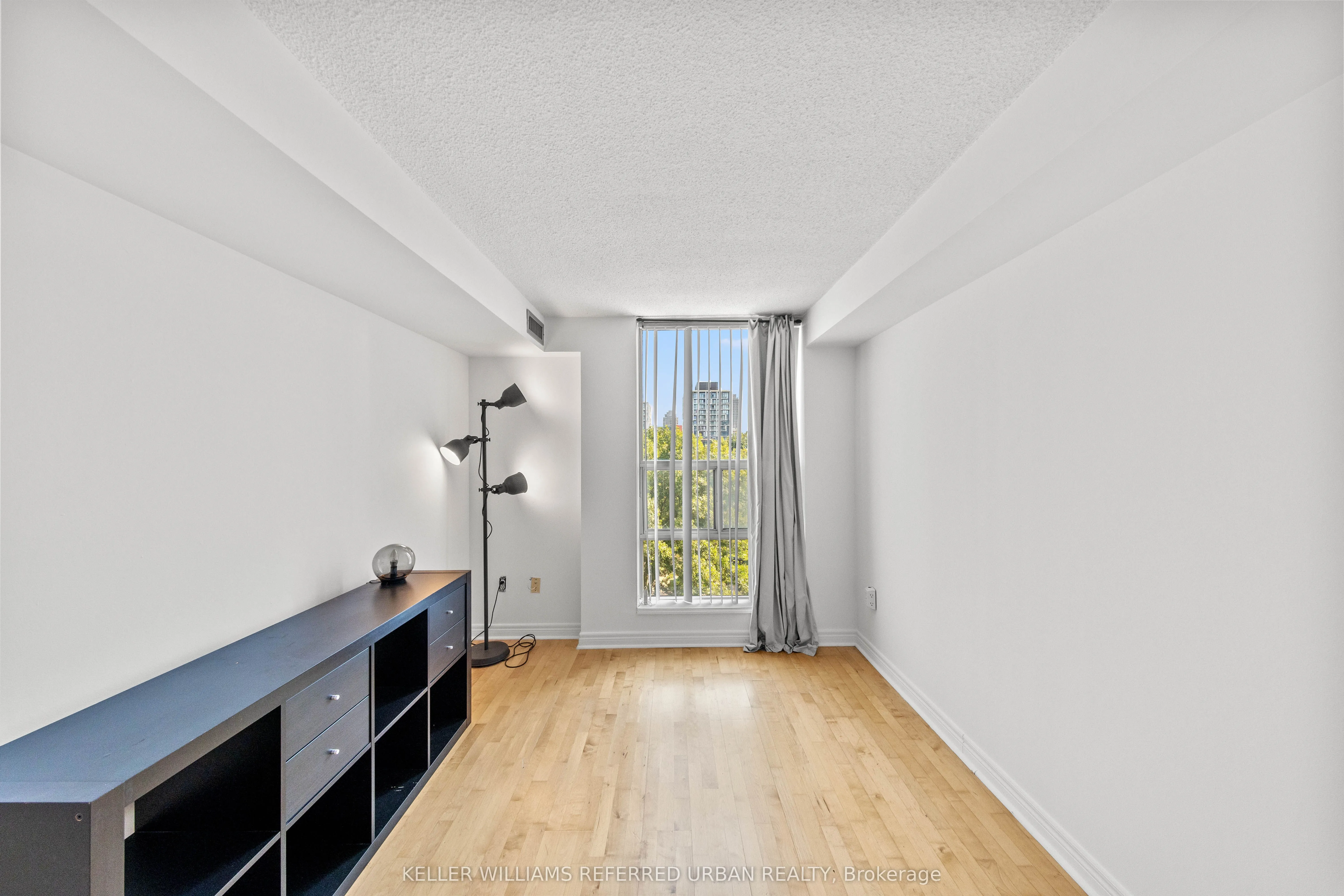 725 King Street W, #404