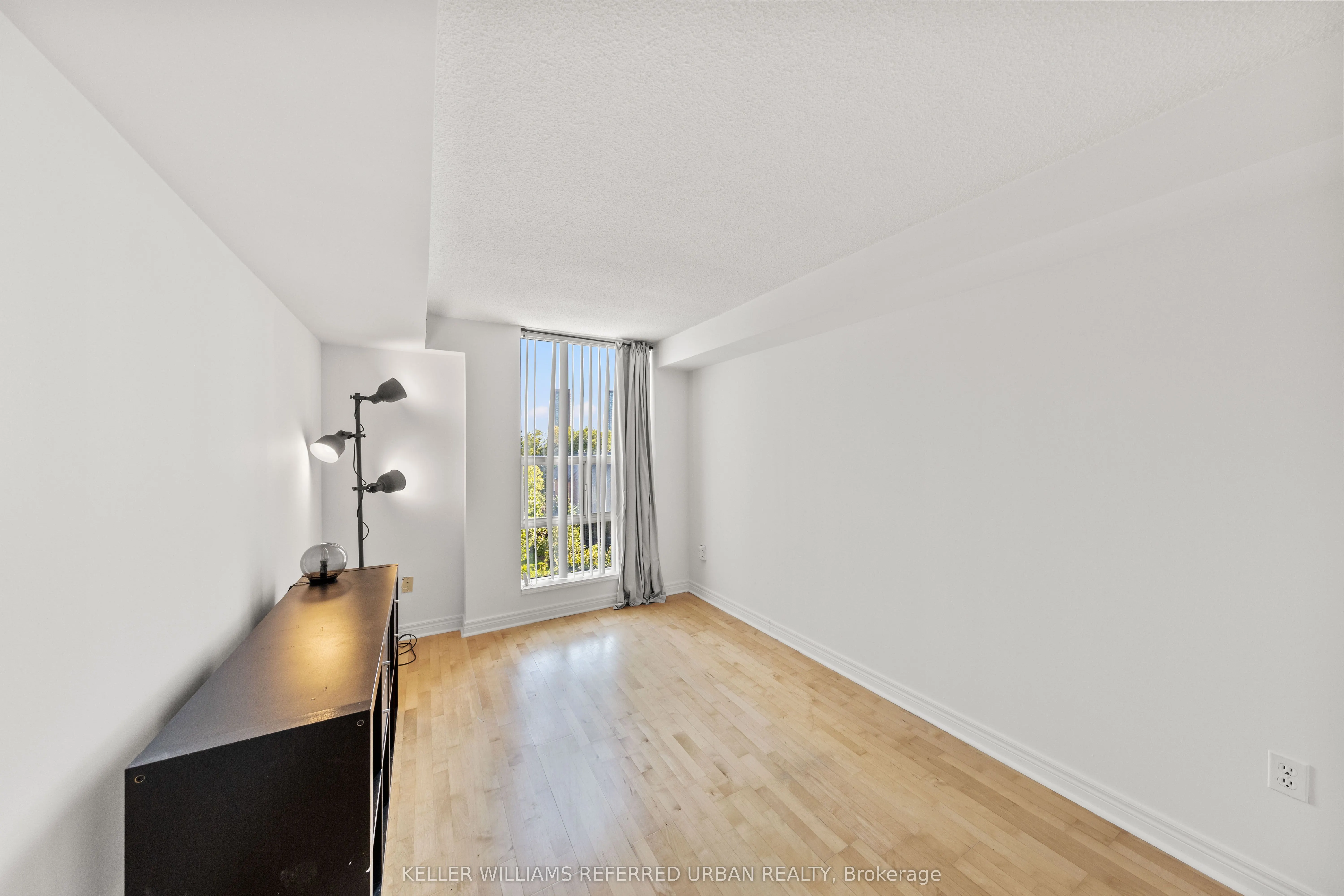 725 King Street W, #404