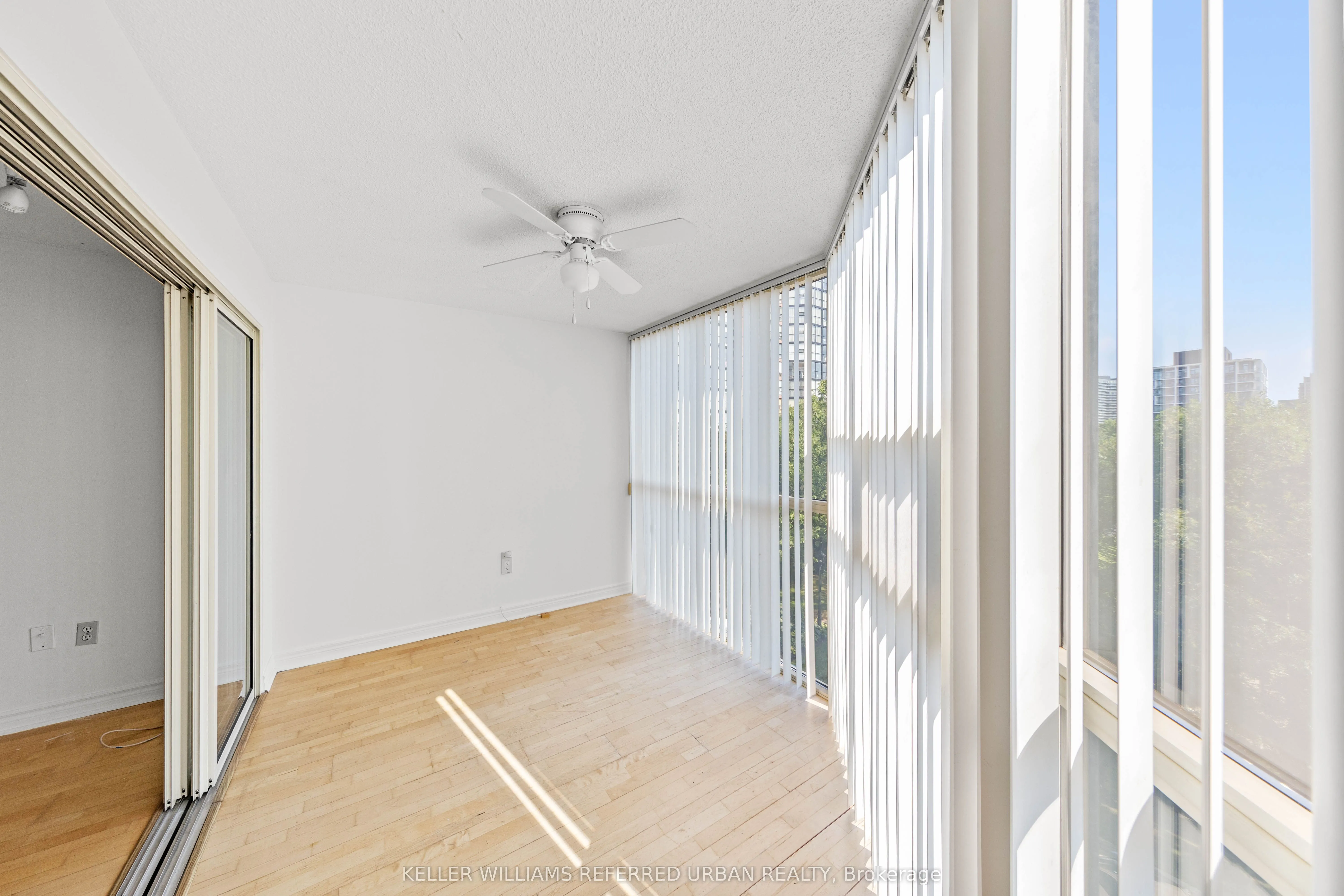 725 King Street W, #404