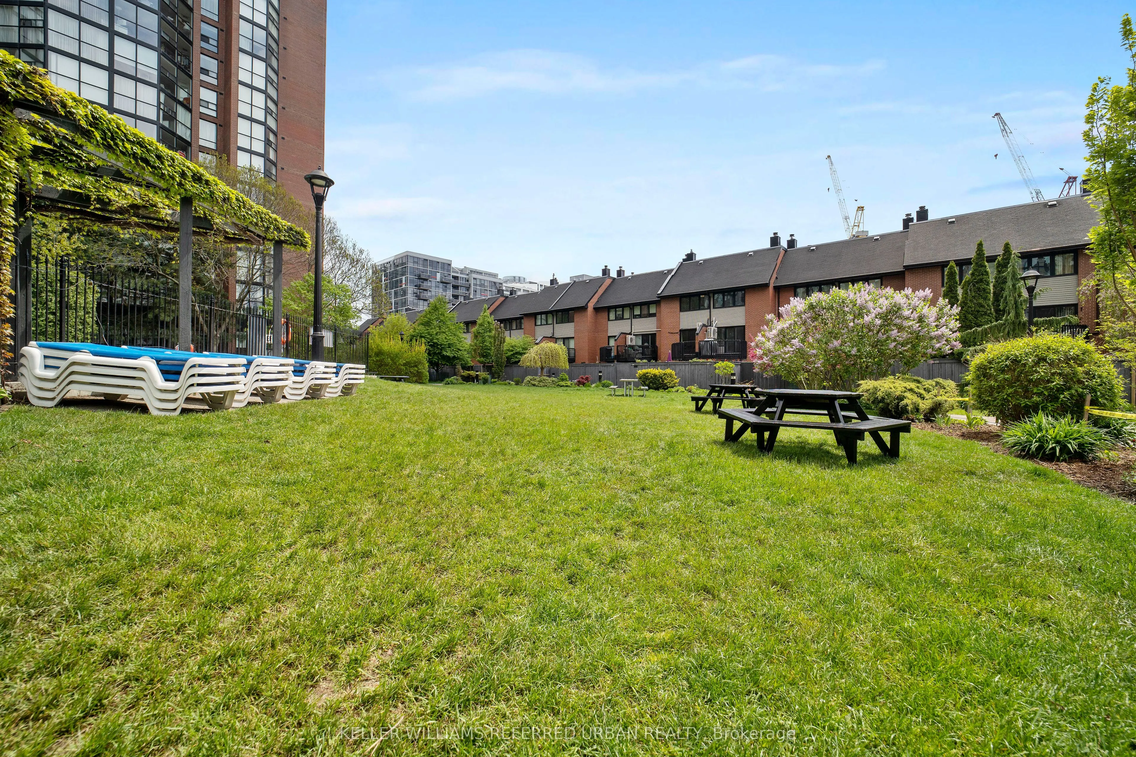 725 King Street W, #404