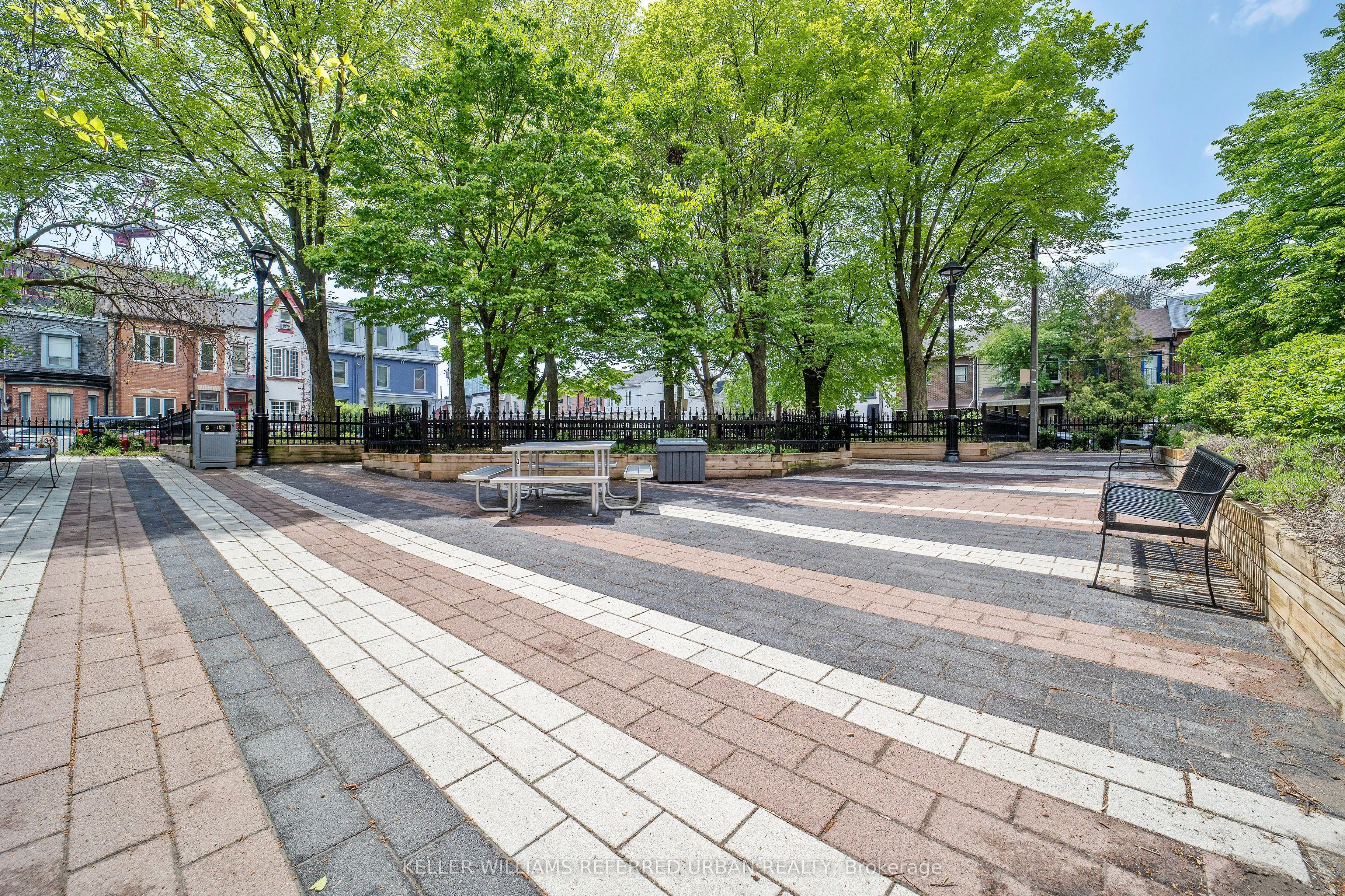 725 King Street W, #404