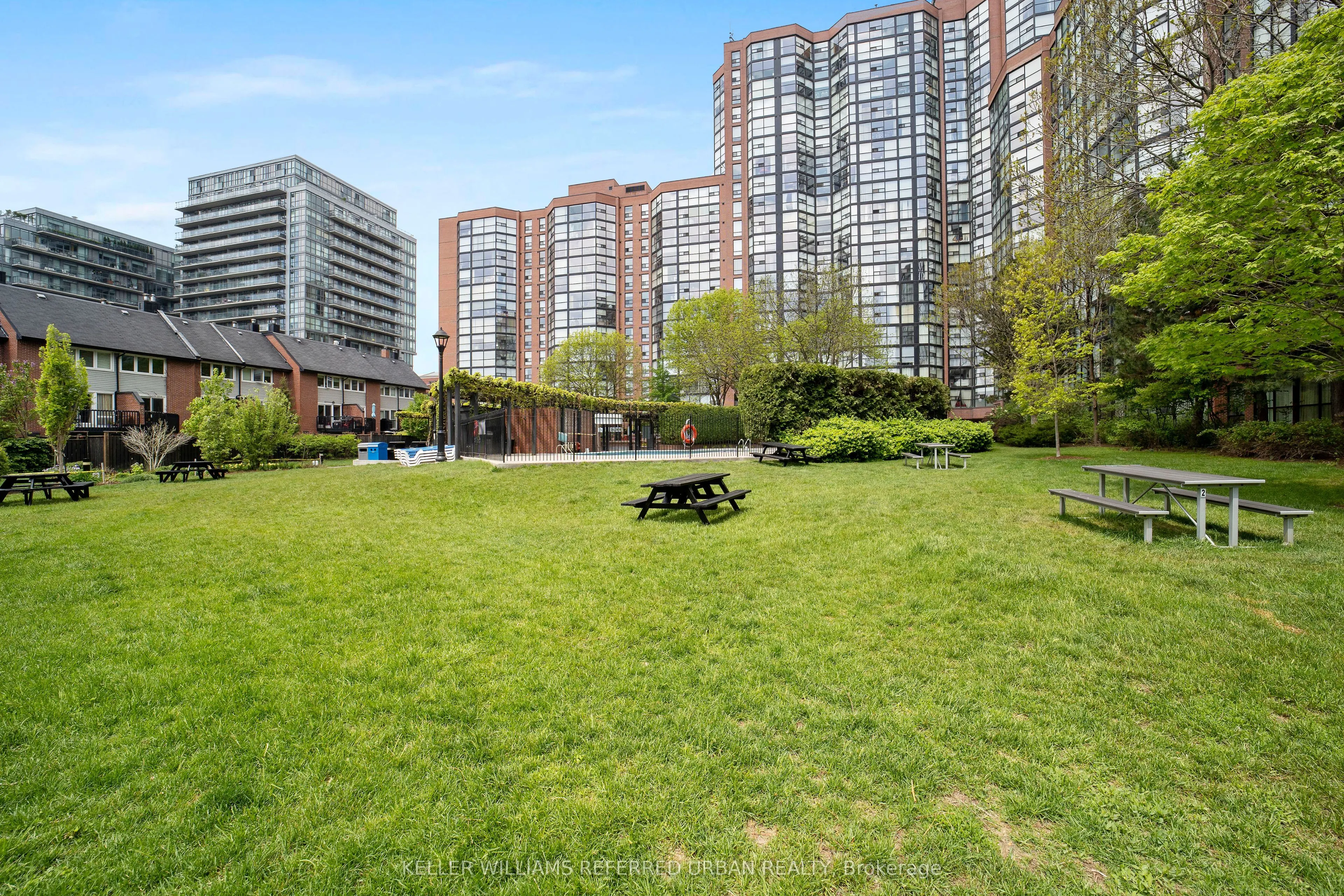 725 King Street W, #404