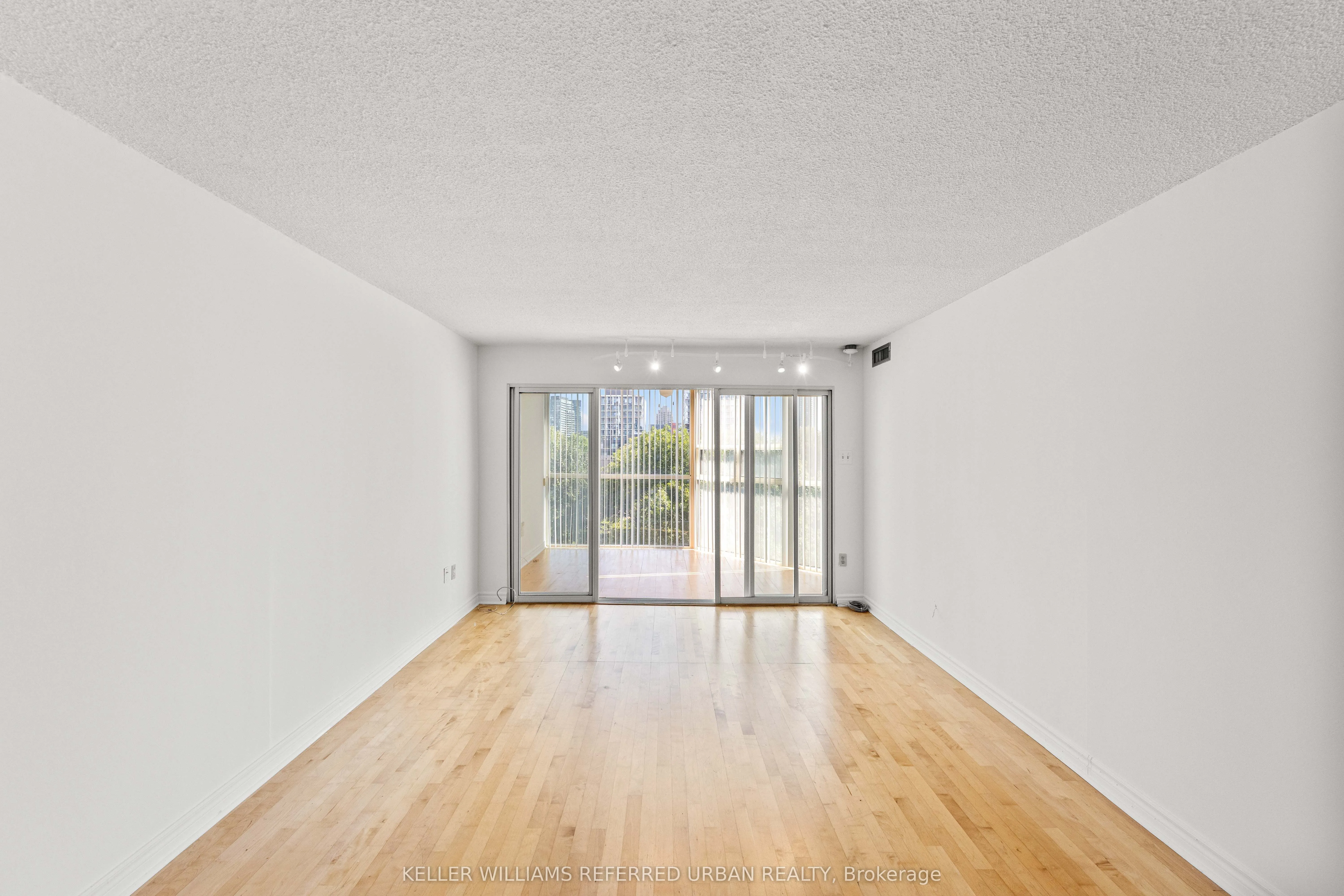 725 King Street W, #404