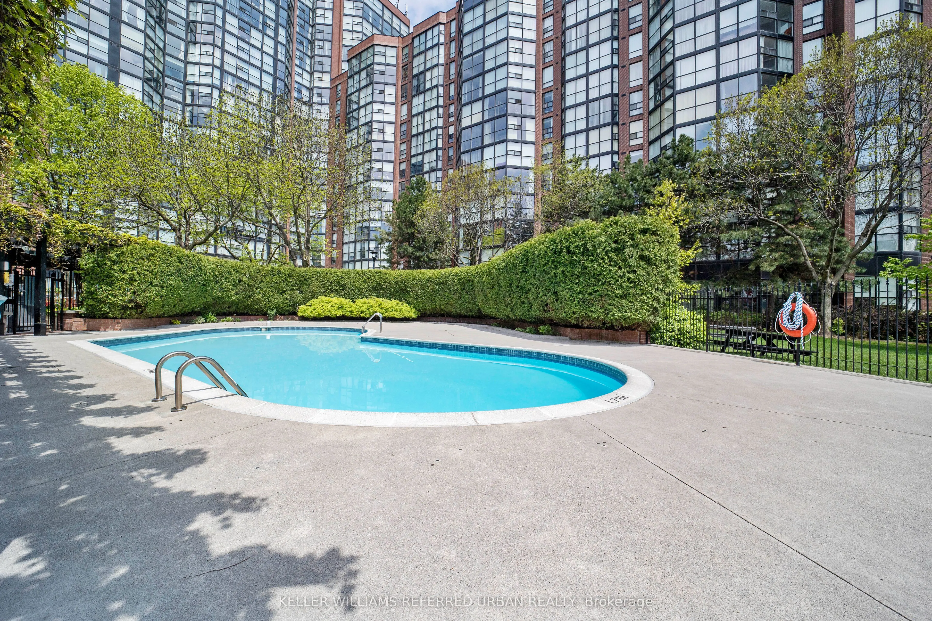 725 King Street W, #404
