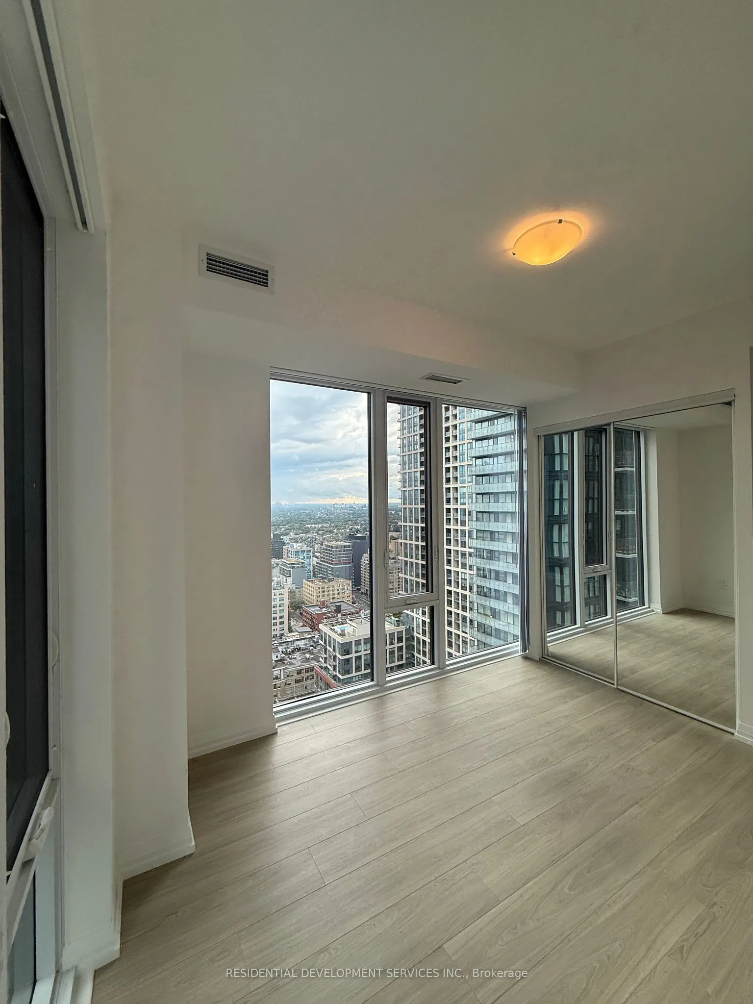 28 Widmer Street, #3423