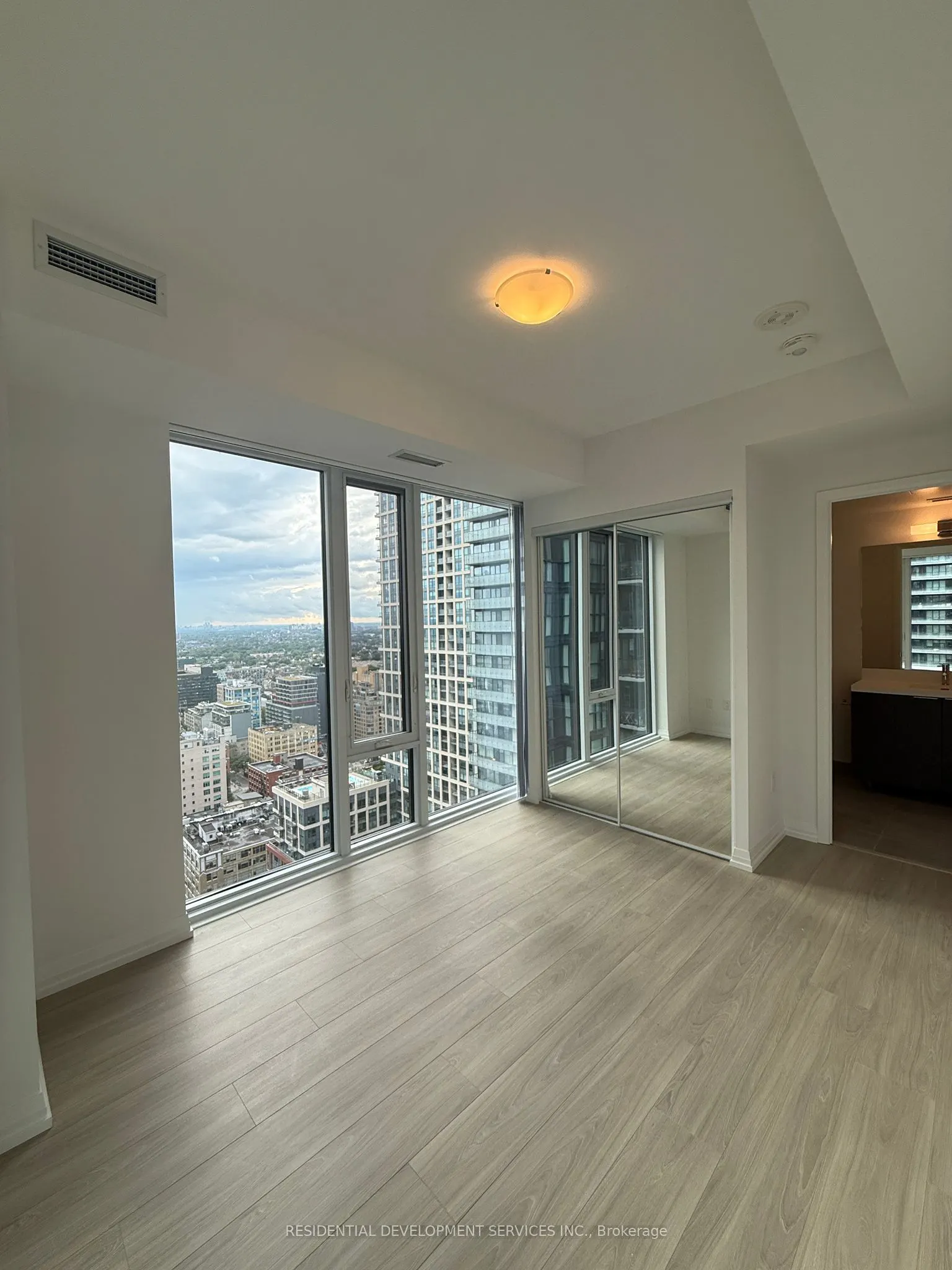 28 Widmer Street, #3423