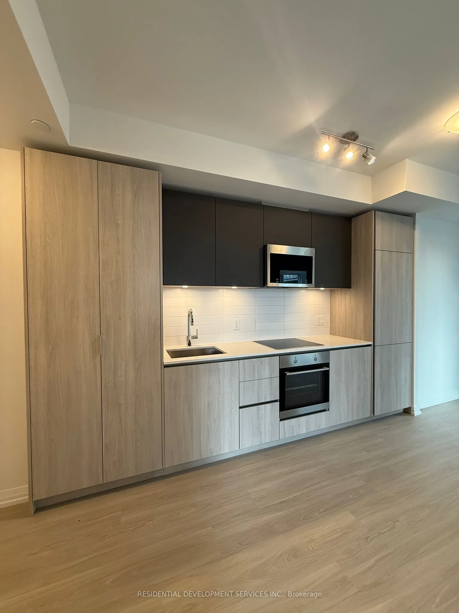 28 Widmer Street, #3423