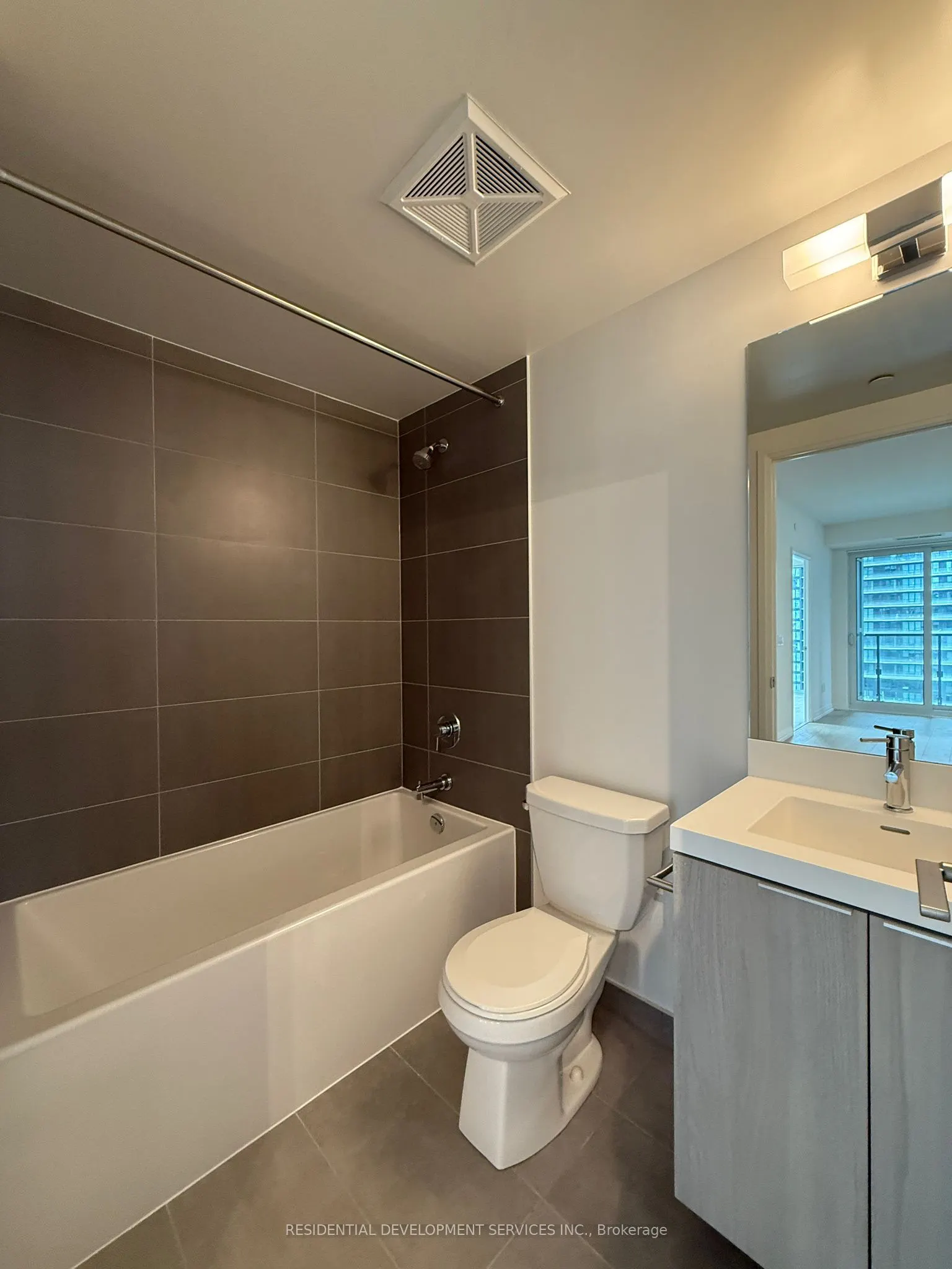 28 Widmer Street, #3423