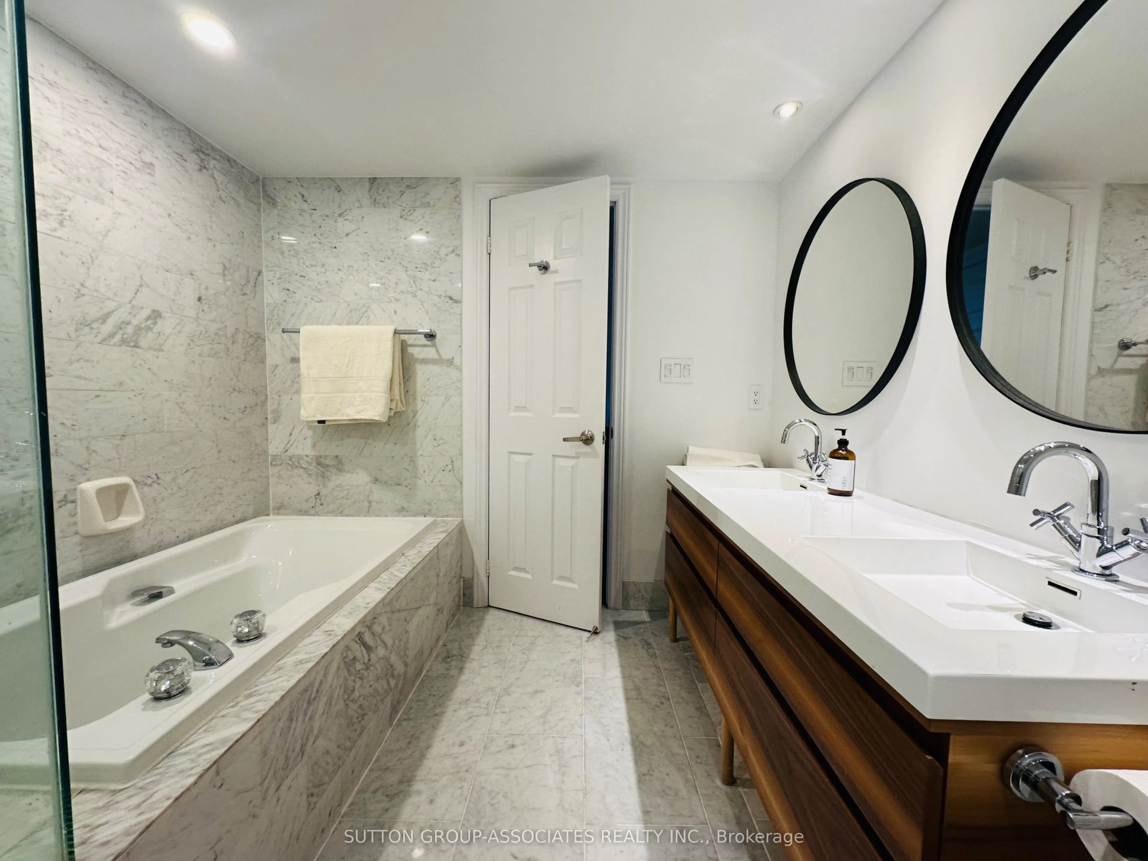 1177 Yonge Street, #401