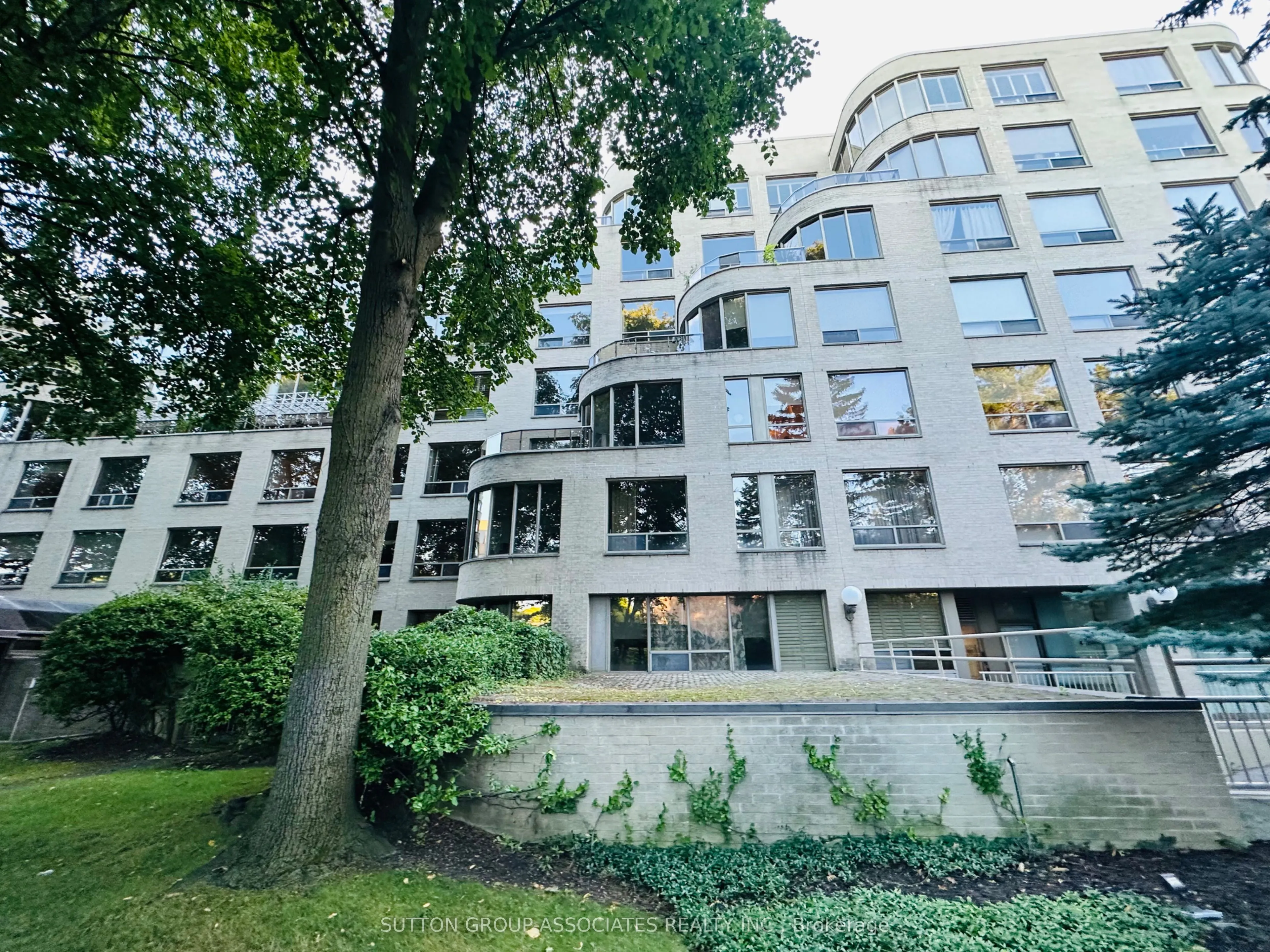1177 Yonge Street, #401