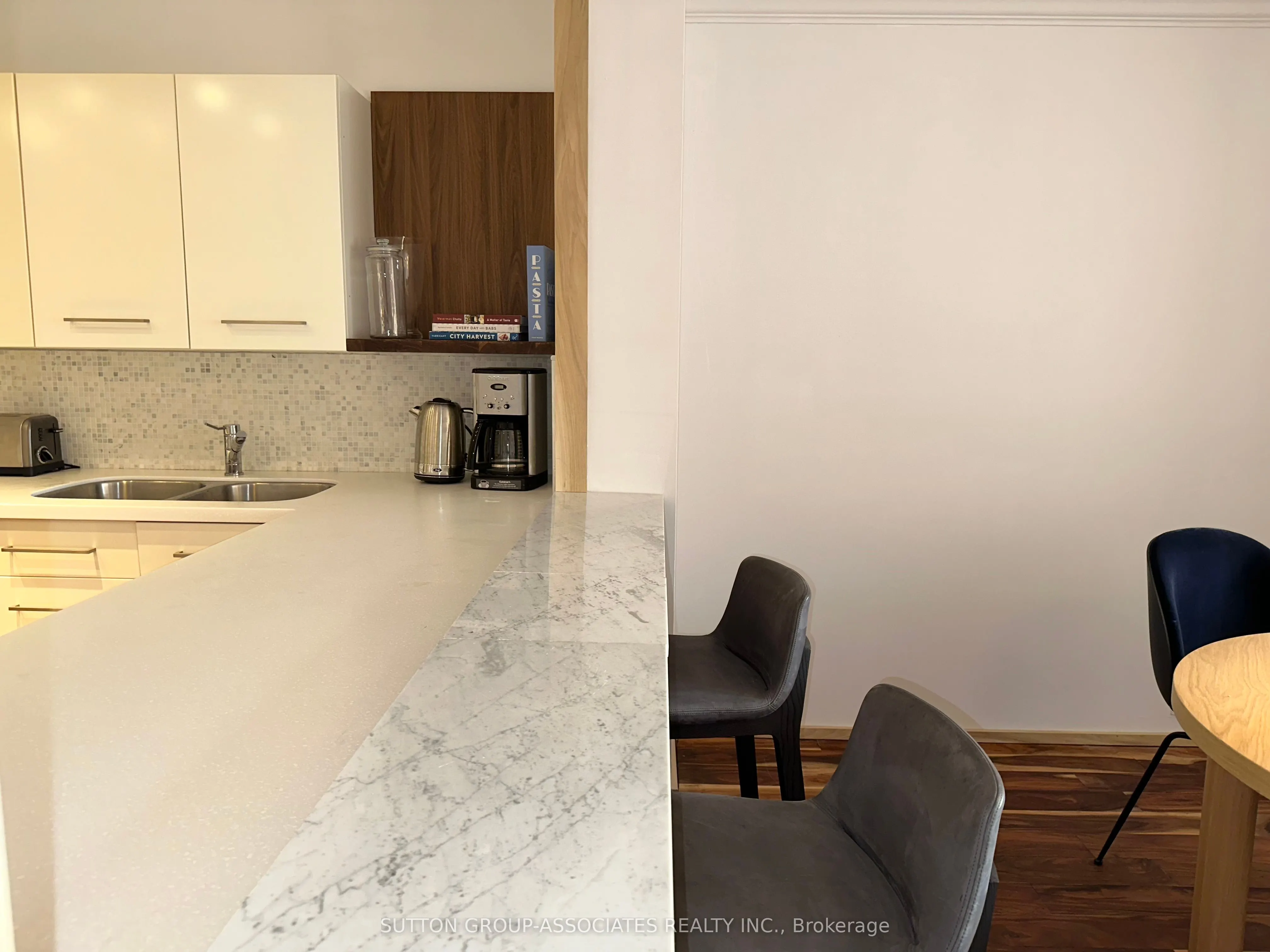 1177 Yonge Street, #401