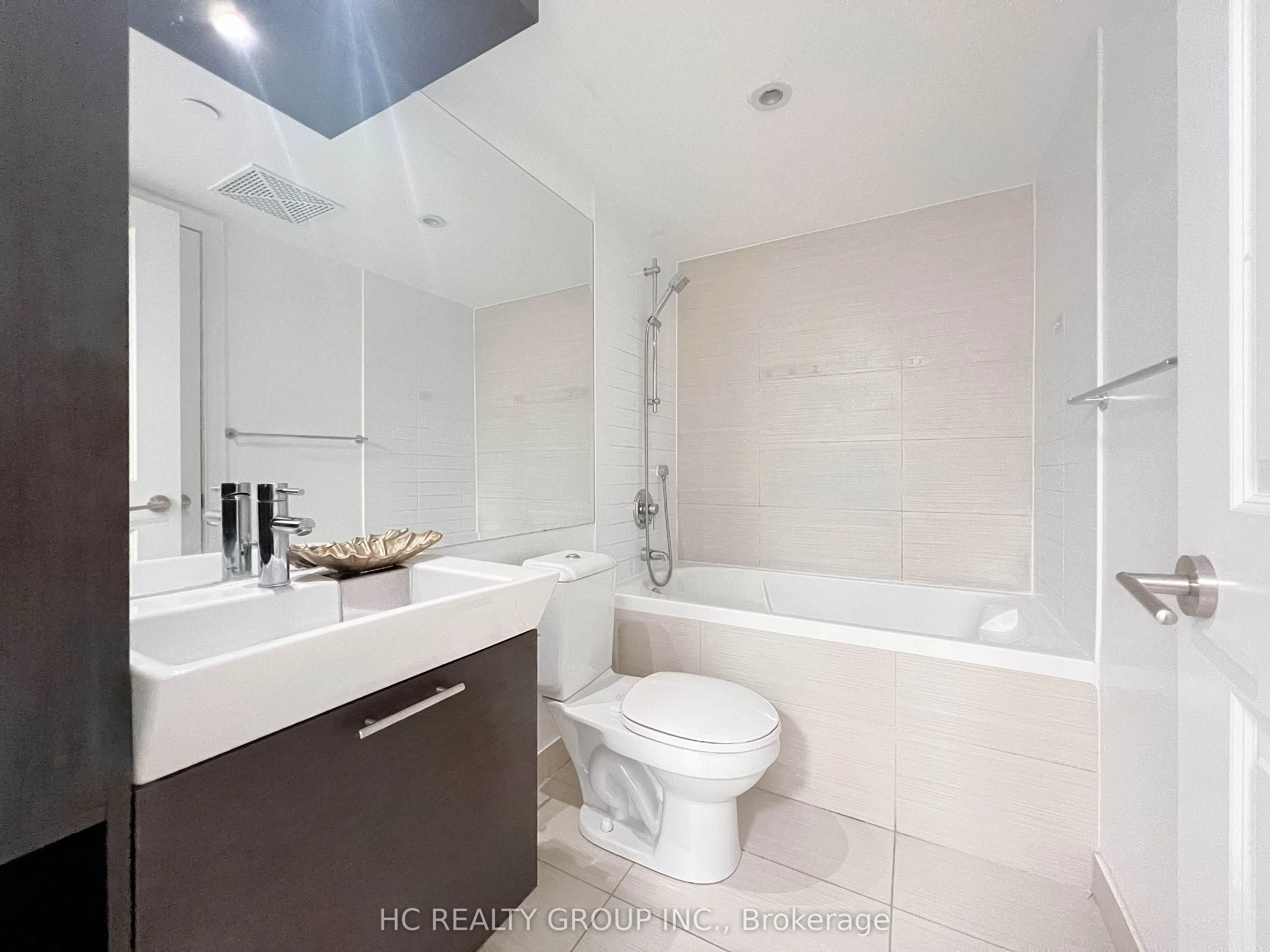 386 Yonge Street, #819