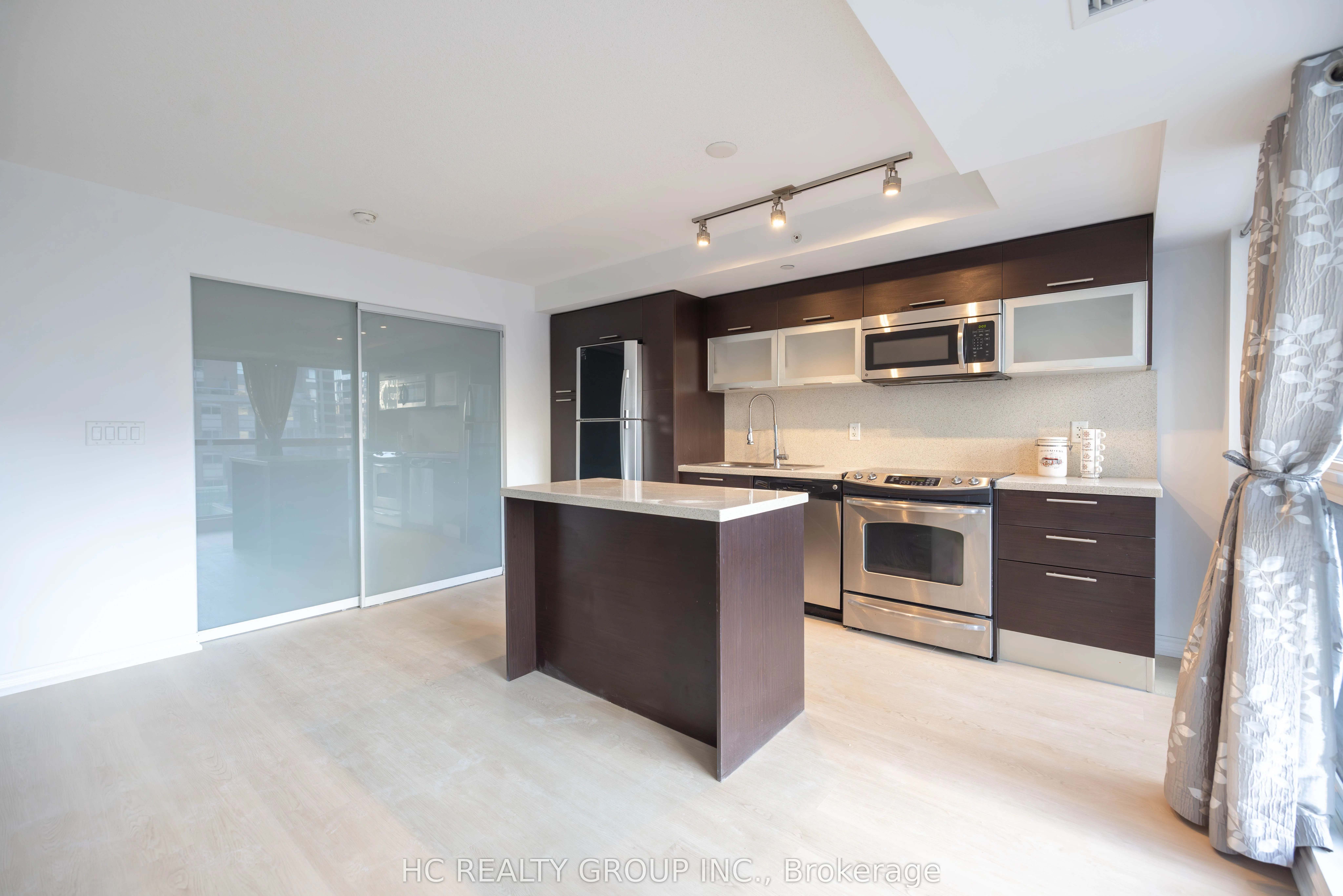 386 Yonge Street, #819