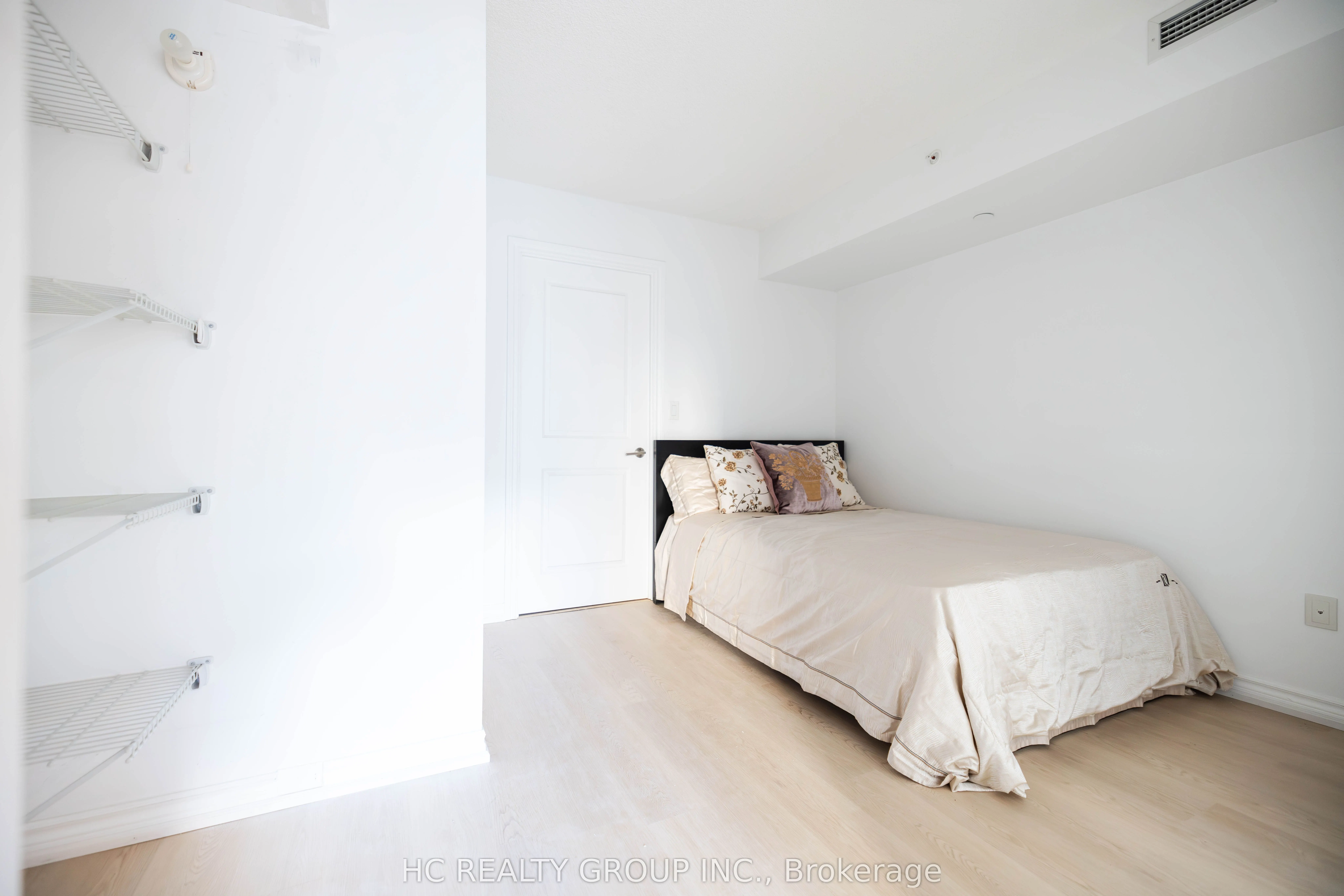 386 Yonge Street, #819