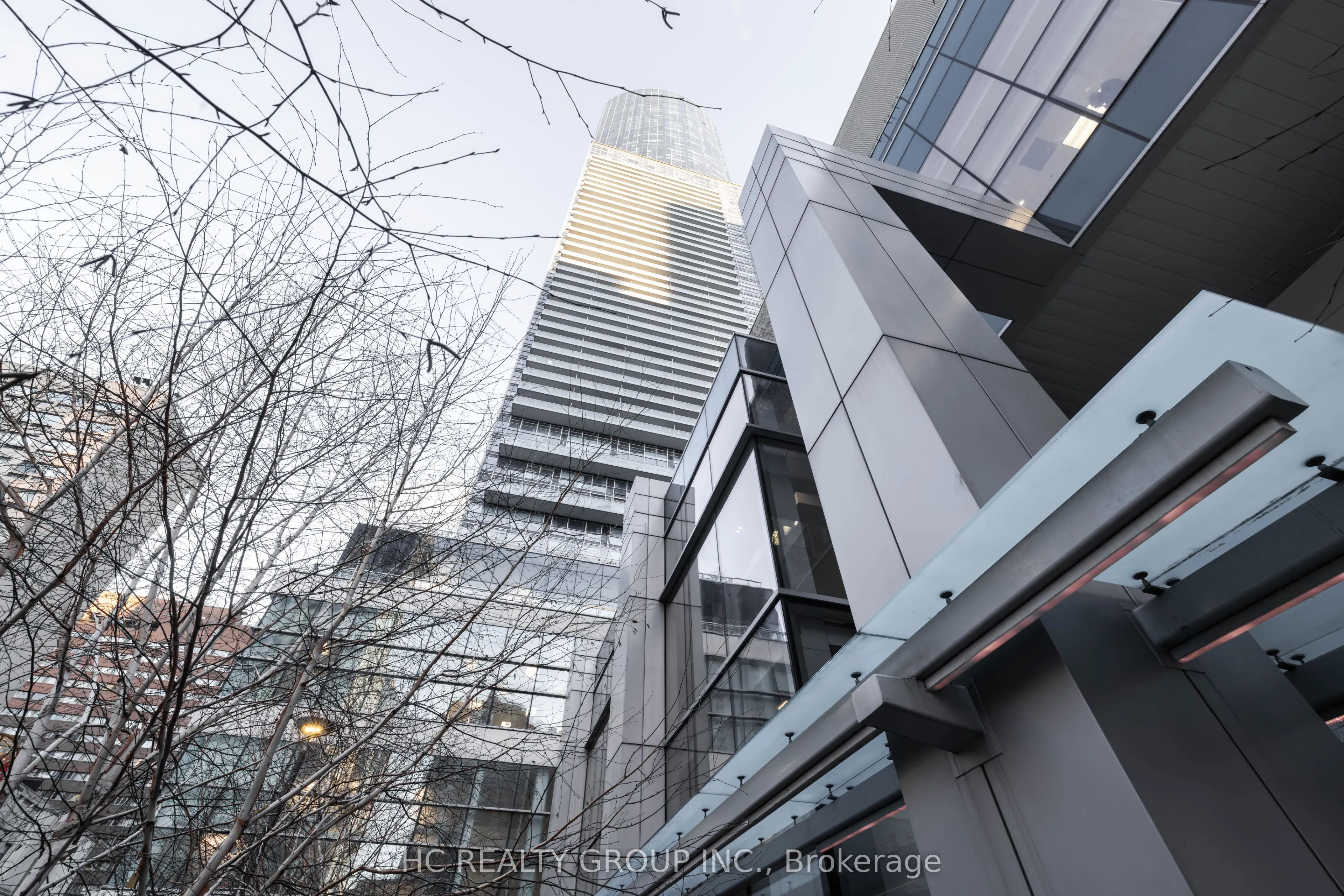 386 Yonge Street, #819