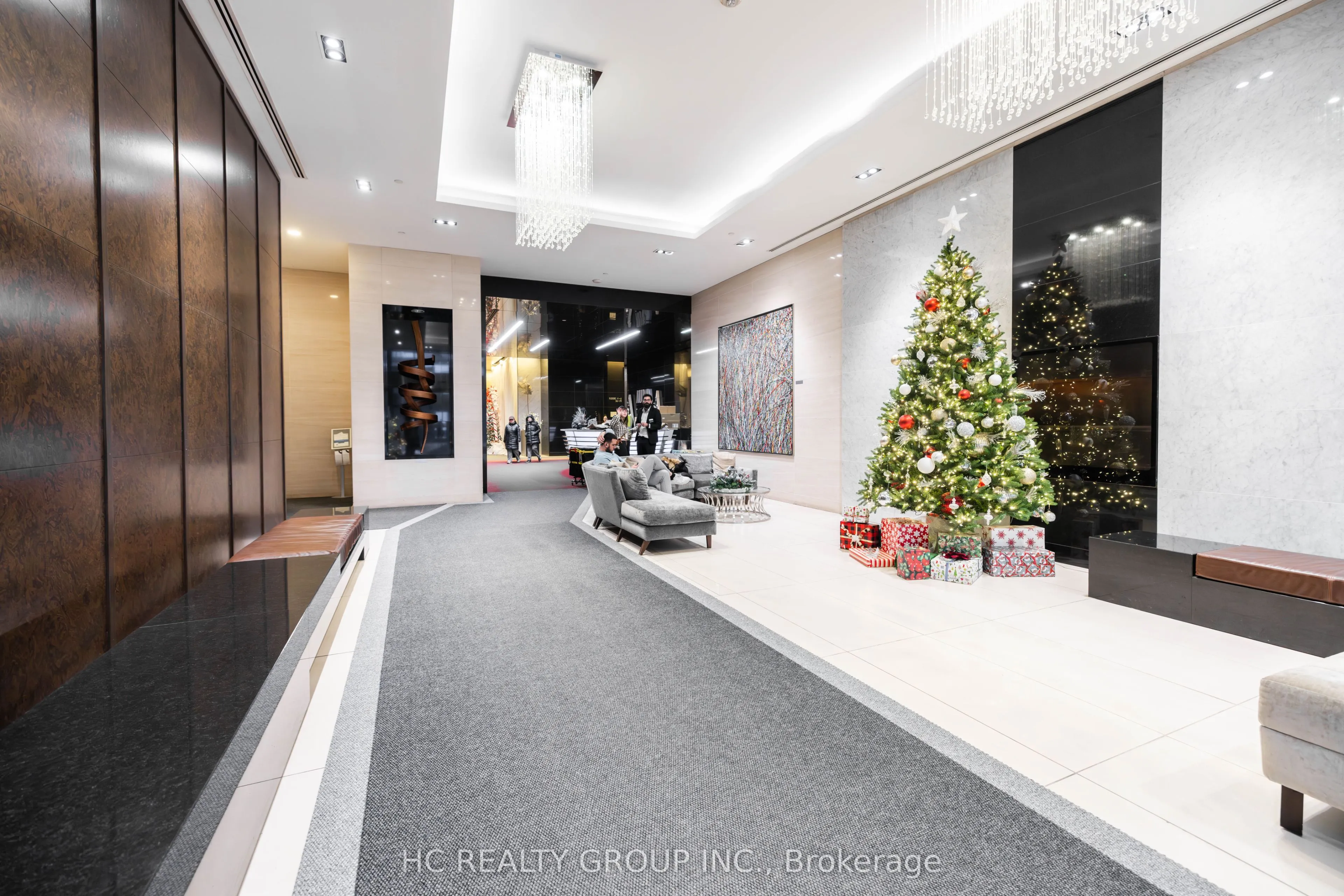 386 Yonge Street, #819