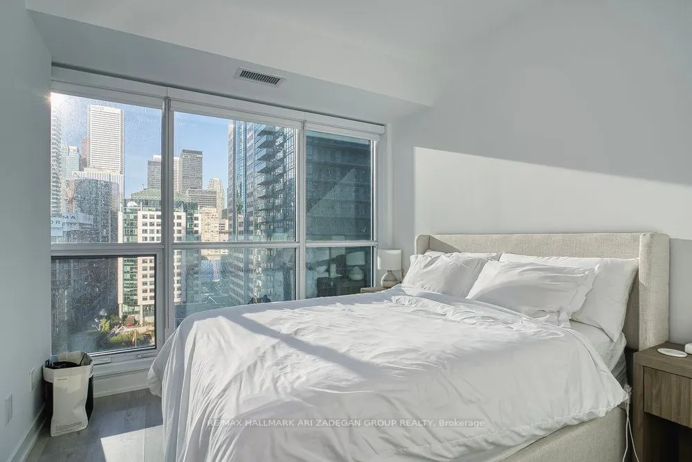 327 King Street W, #1408