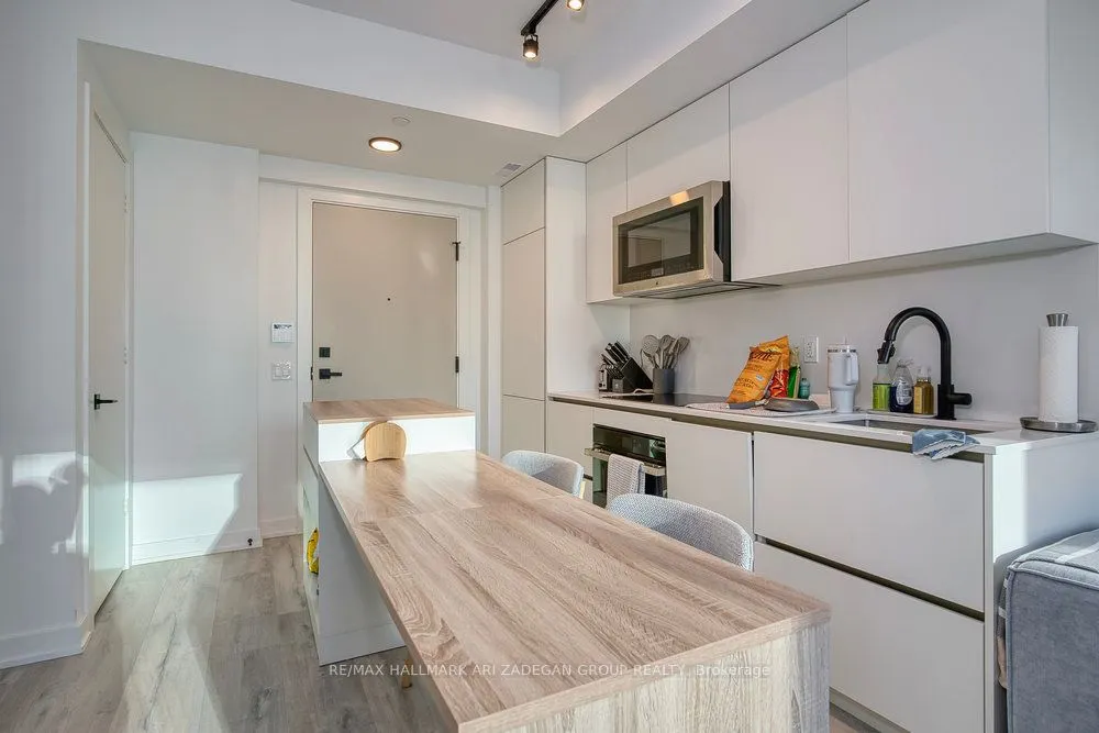 327 King Street W, #1408