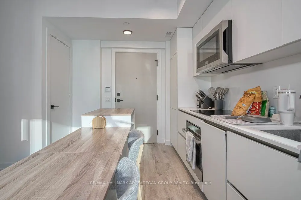 327 King Street W, #1408